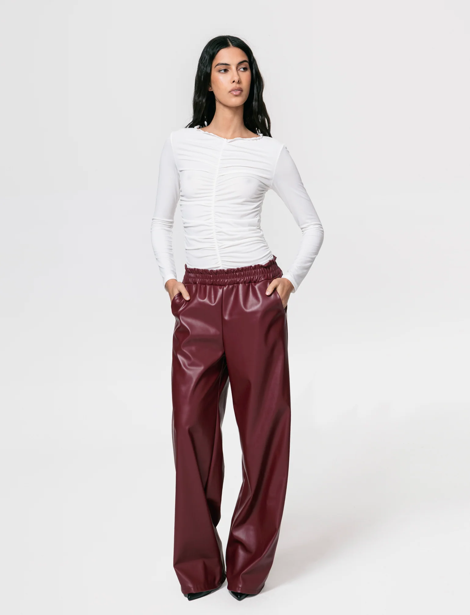 Pantalone palazzo con elastico in vita in ecopelle - Bordeaux - Image 3