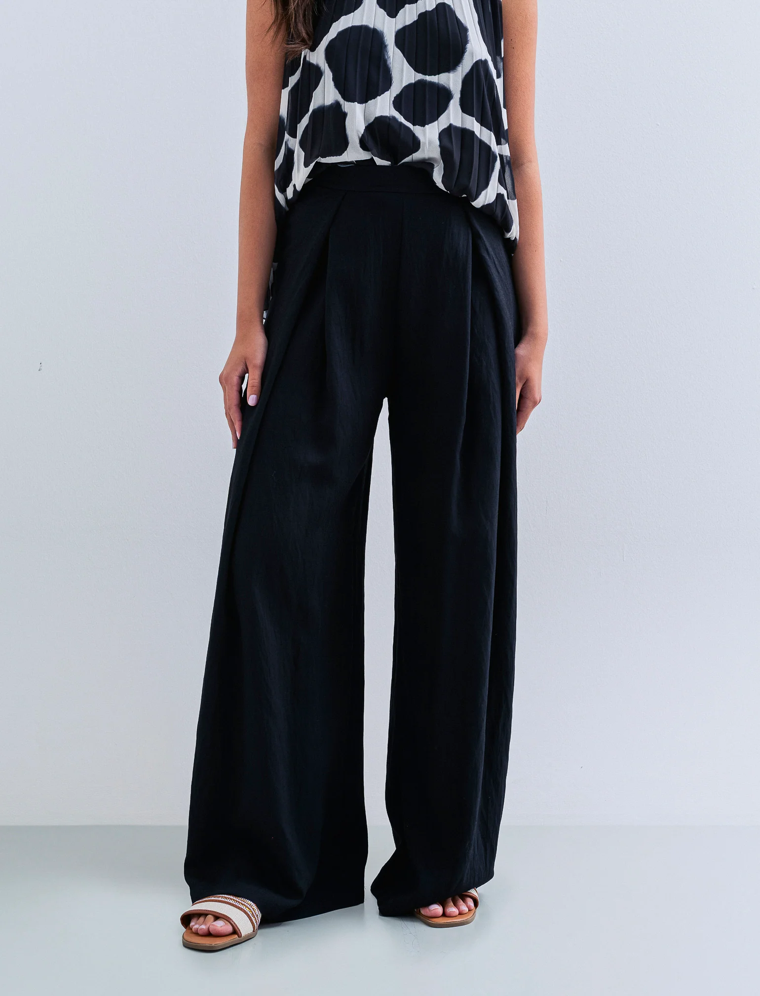 Pantalone palazzo con pences - Nero - Image 3