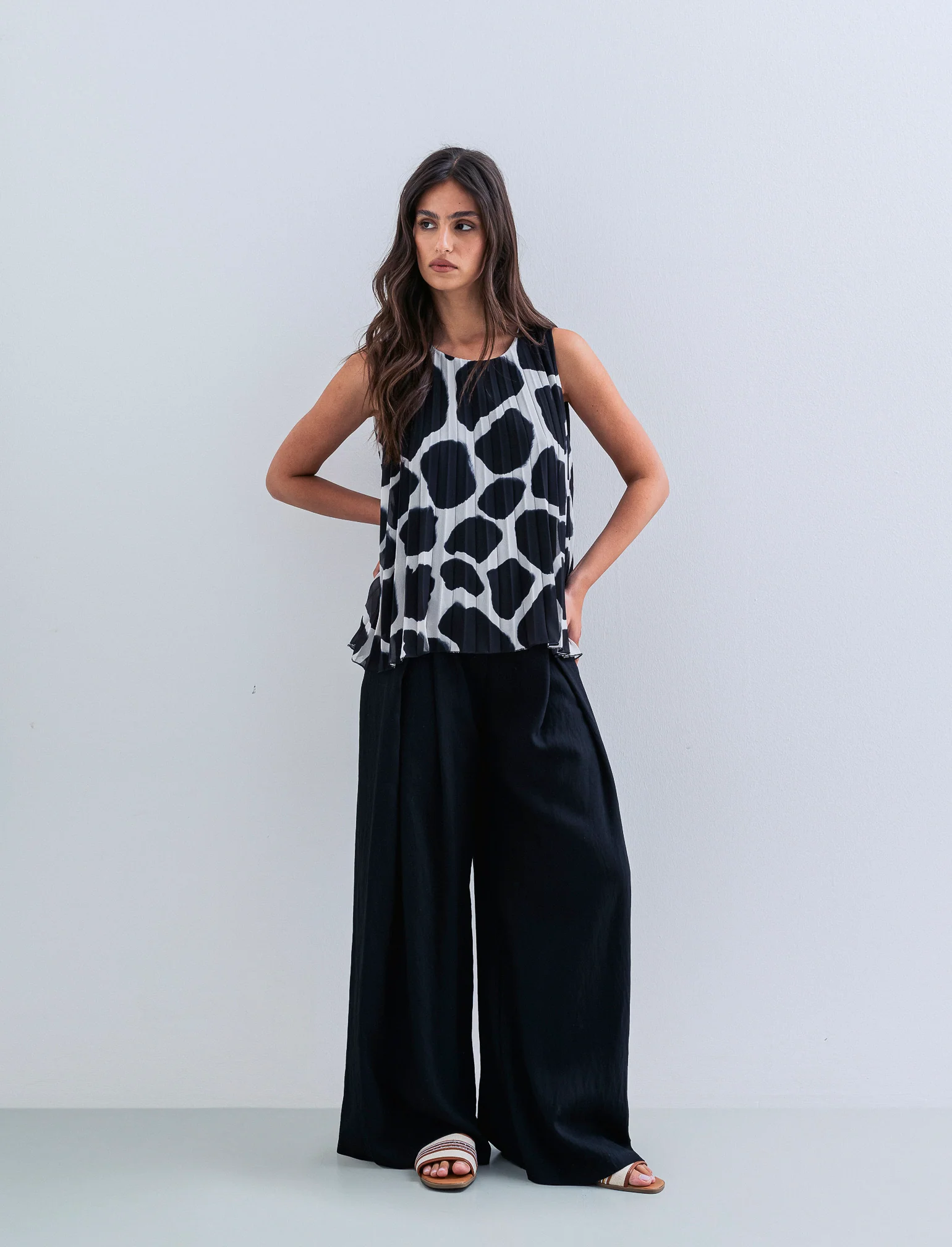 Pantalone palazzo con pences - Nero - Image 4