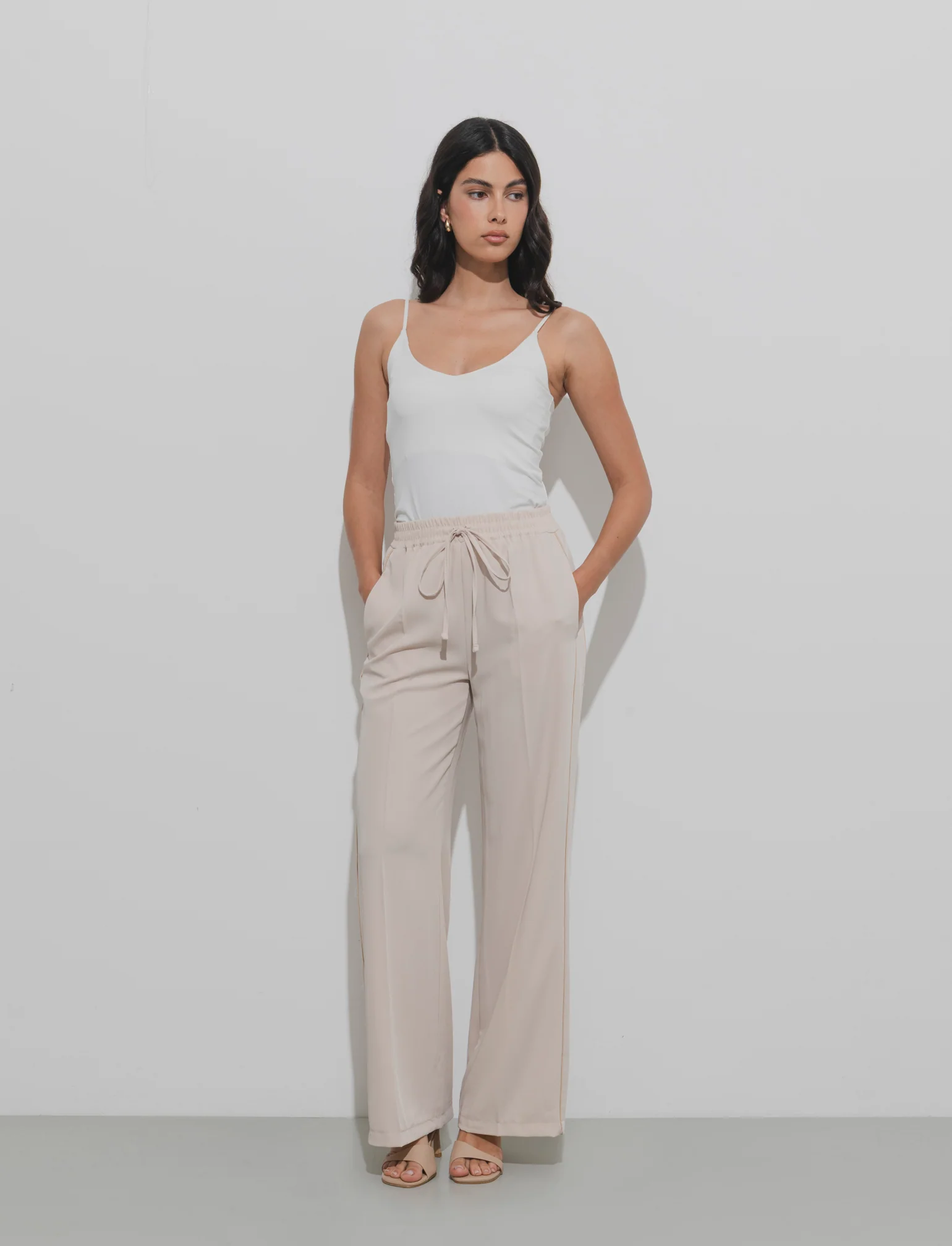 Pantalone palazzo con vita elasticizzata e coulisse regolabile. - Beige - Image 3