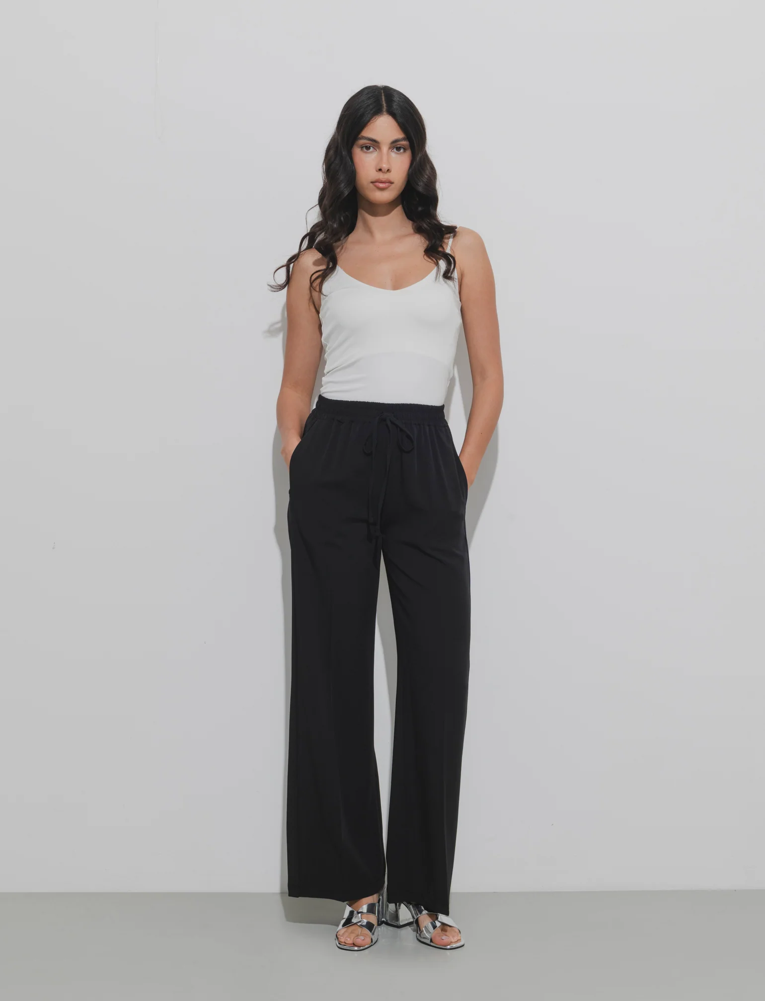 Pantalone palazzo con vita elasticizzata e coulisse regolabile. - Nero - Image 3