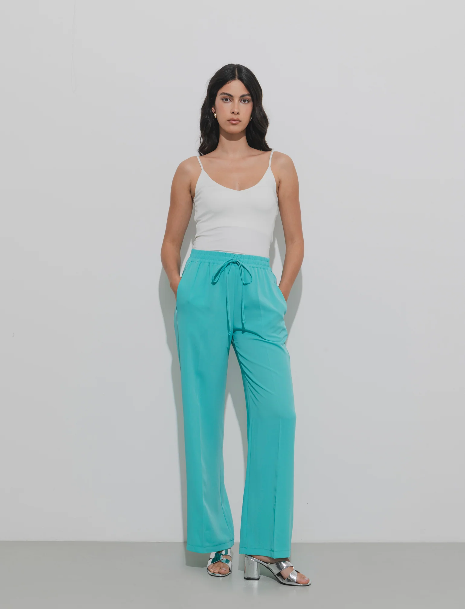 Pantalone palazzo con vita elasticizzata e coulisse regolabile. - Verde acqua - Image 3