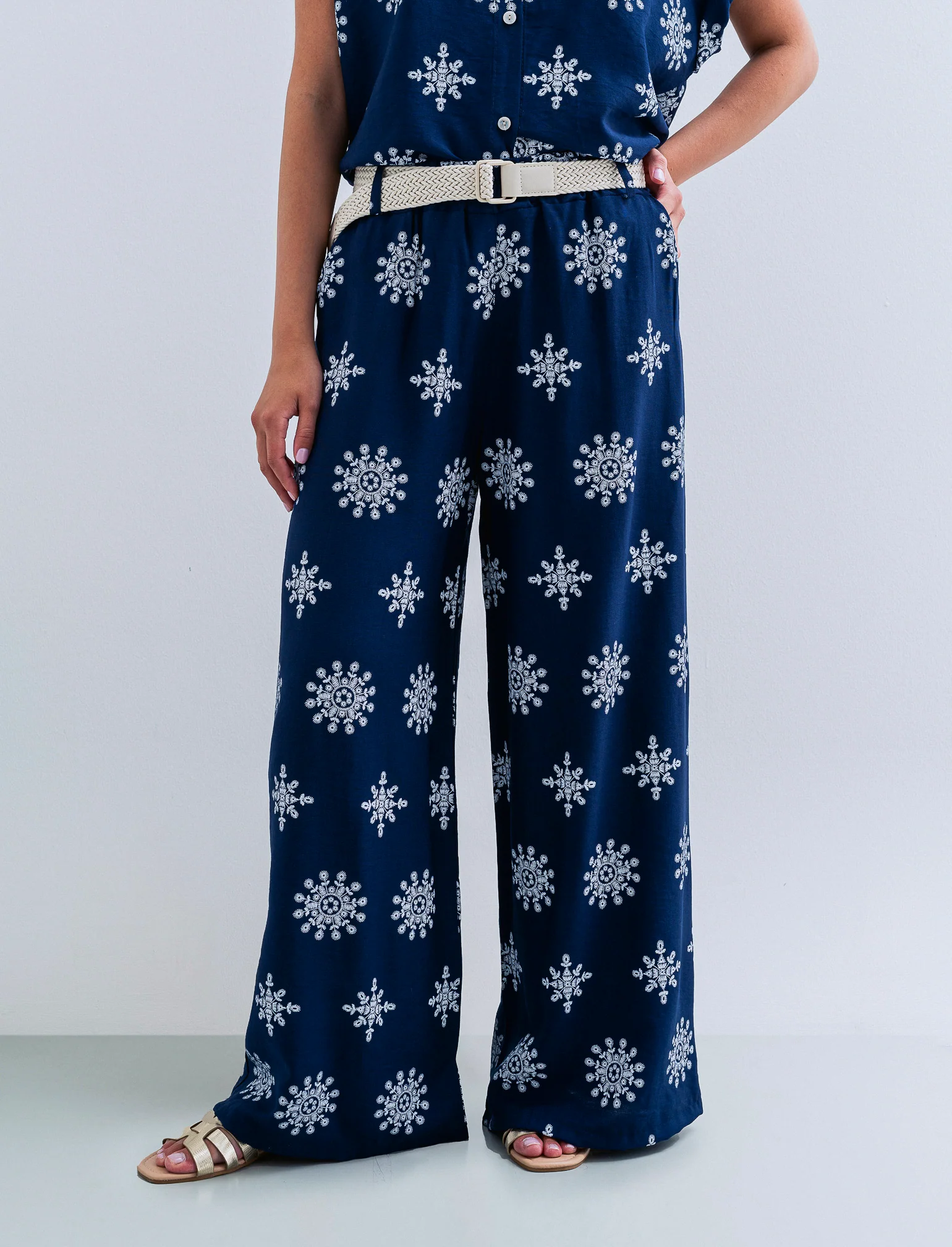 Pantalone palazzo stampato con cintura - Blu - Image 2