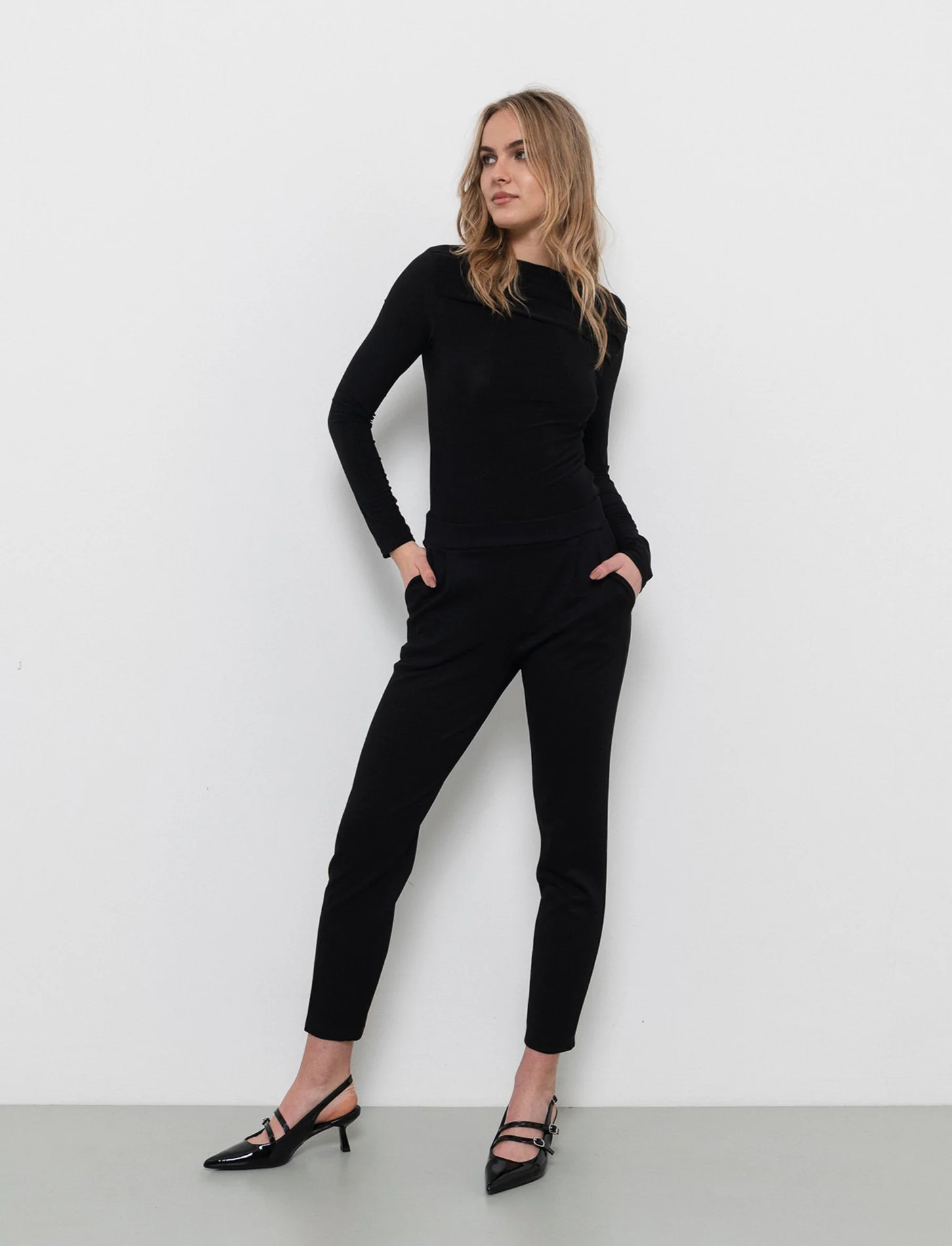 Pantalone sigaretta con pence sul davanti - Nero - Image 3