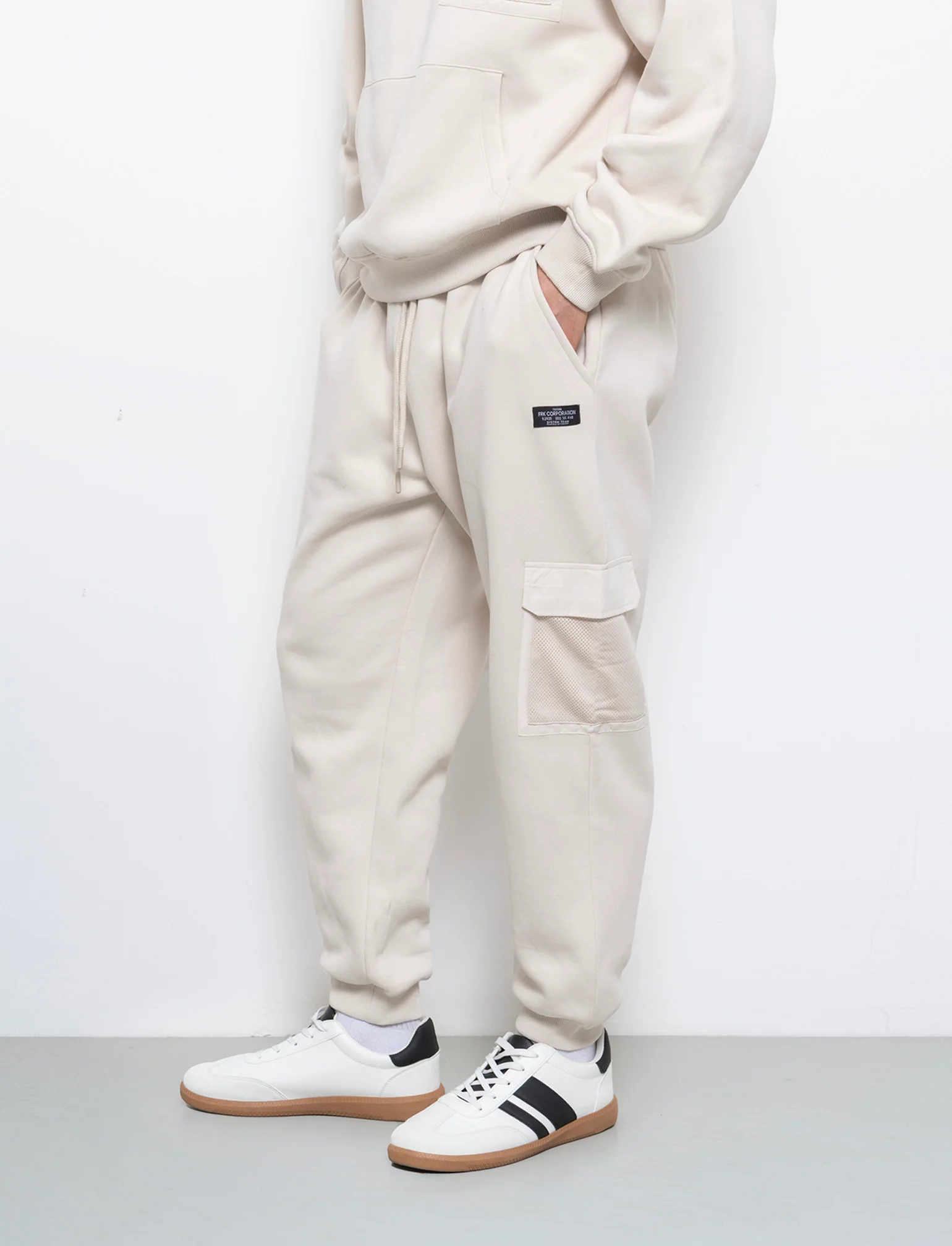 Pantaloni baggy fit in felpa con tasconi da uomo - Beige ecru