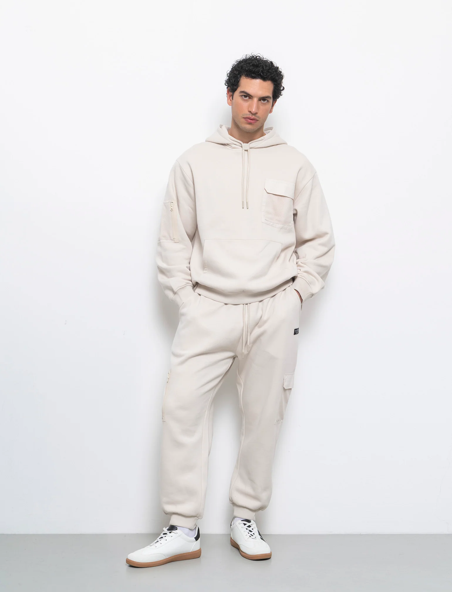 Pantaloni baggy fit in felpa con tasconi da uomo - Beige ecru - Image 3