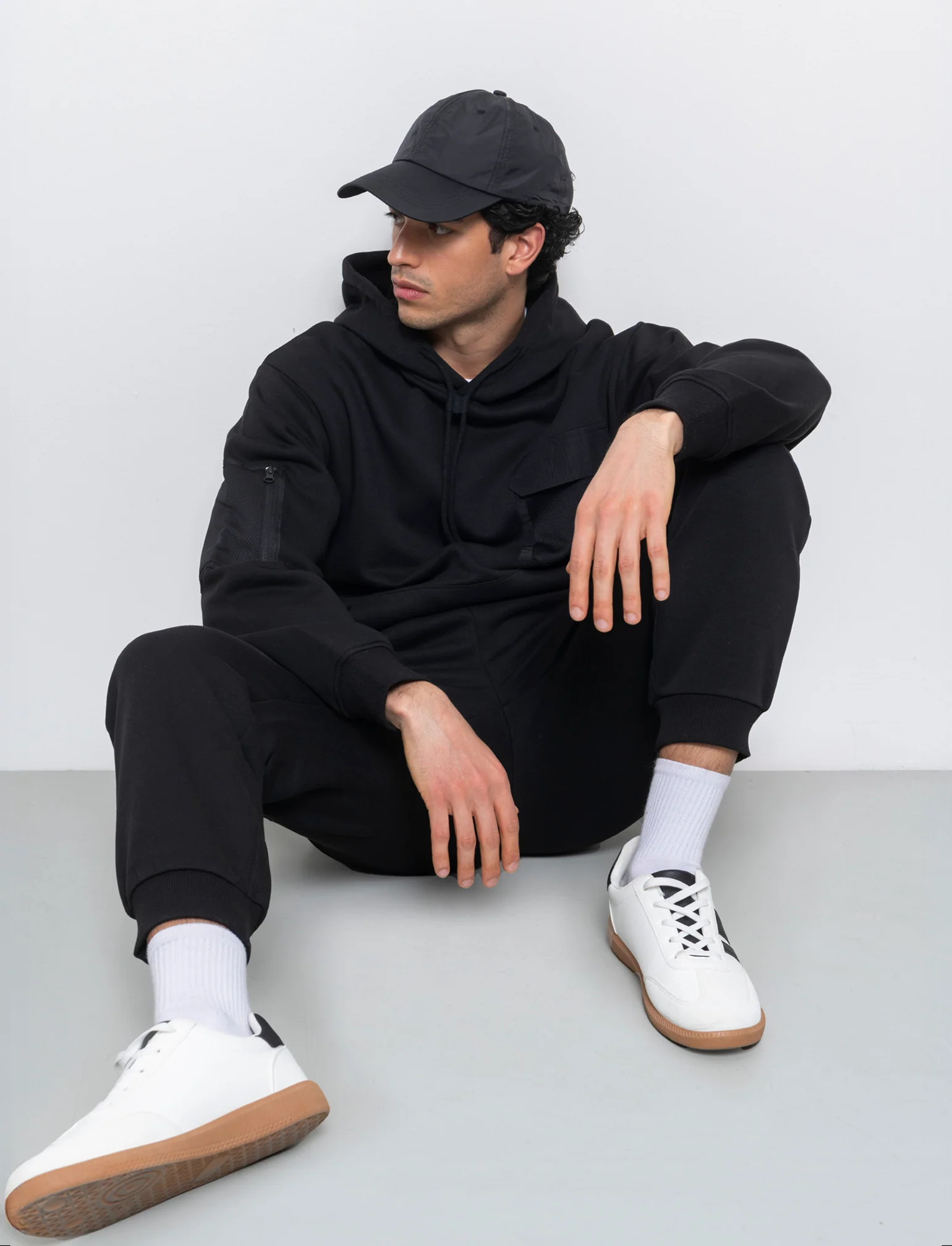 Pantaloni baggy fit in felpa con tasconi da uomo - Nero - Image 3