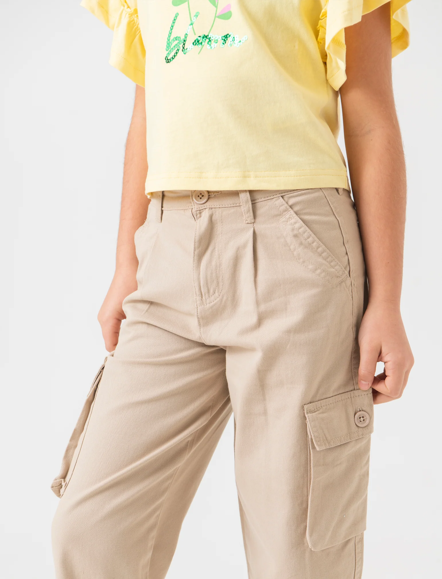 Pantaloni cargo mom fit da bambina - Beige - Image 2