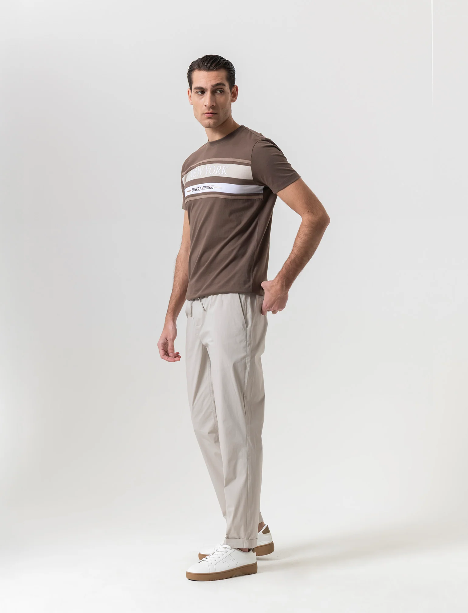 Pantaloni chino jogger in popelin stretch da uomo - Sabbia - Image 2