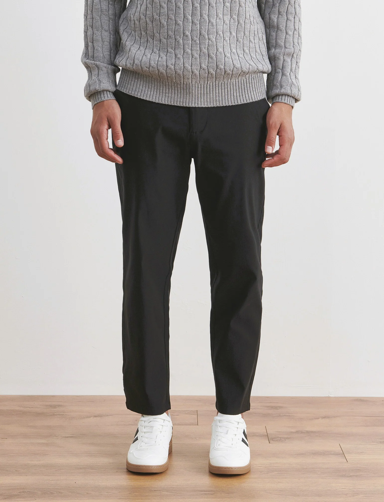 PANTALONI CHINO JOGGER IN TESSUTO TECNICO STRETCH - Nero - Image 3