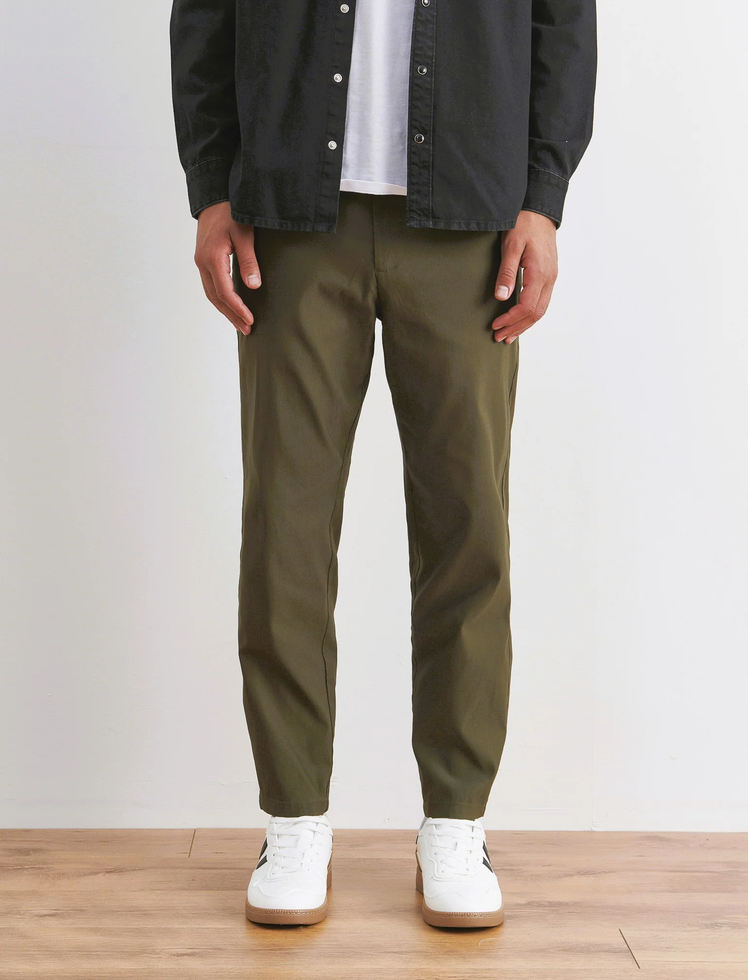 PANTALONI CHINO JOGGER IN TESSUTO TECNICO STRETCH - Verde militare - Image 4