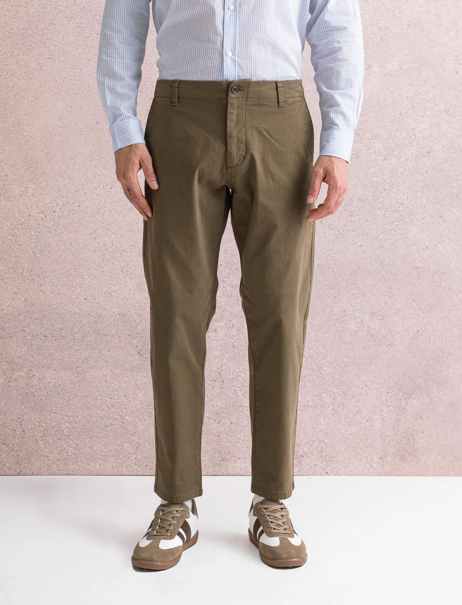 PANTALONI CHINO REGULAR FIT - Grigio fango - Image 4