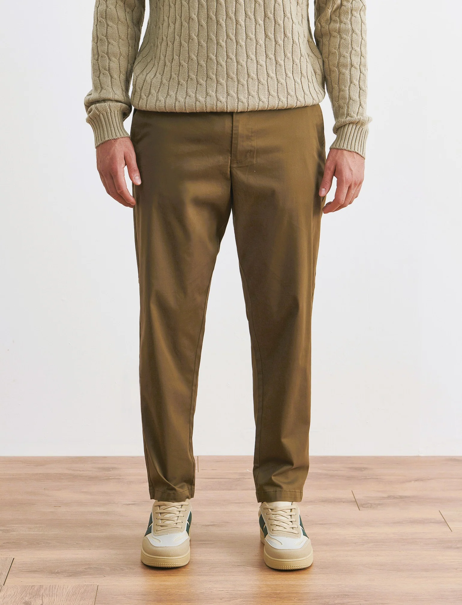 PANTALONI CHINO RELAXED TESSUTO PREMIUM - Grigio fango - Image 2