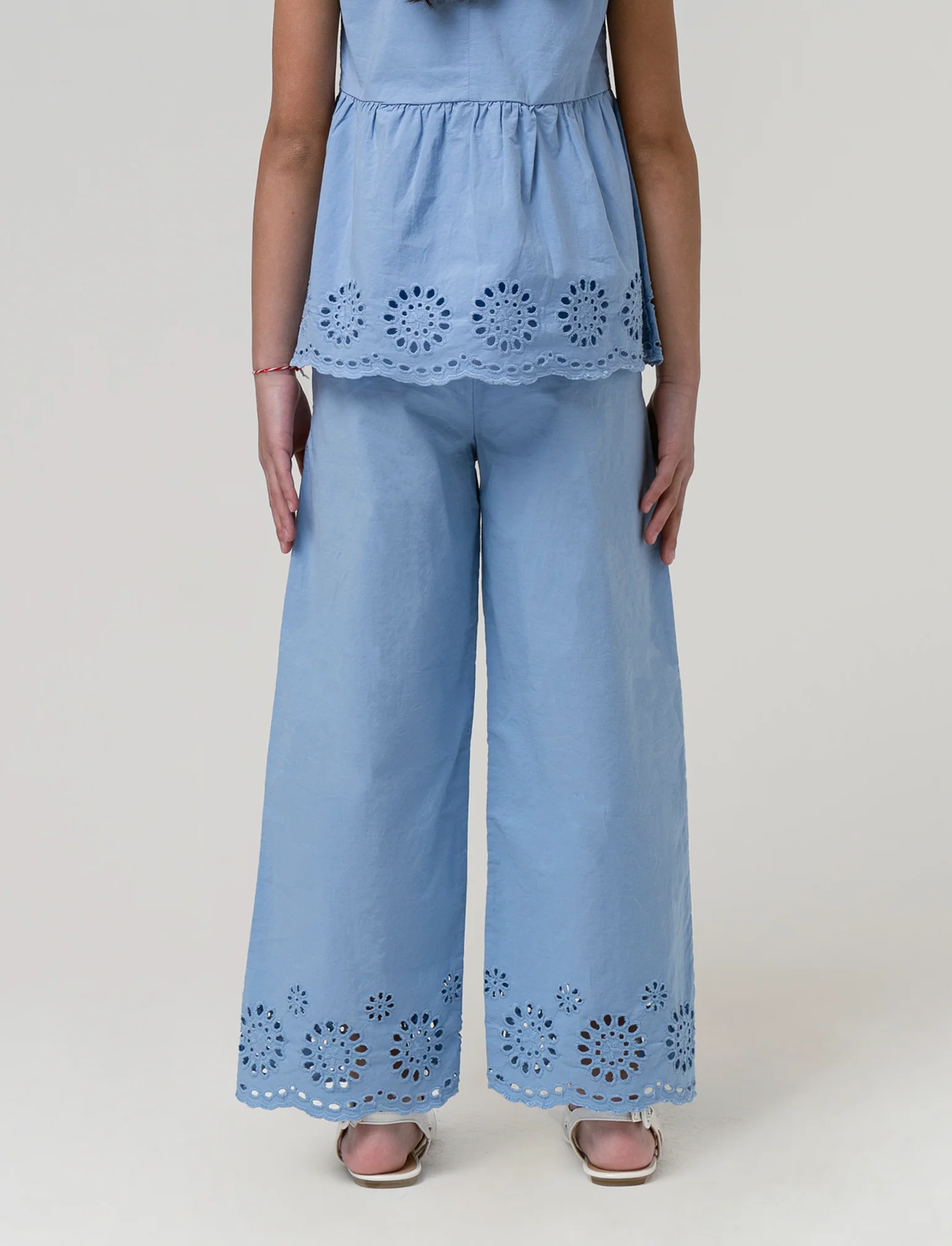 Pantaloni cropped con ricamo da bambina - Azzurro - Image 2