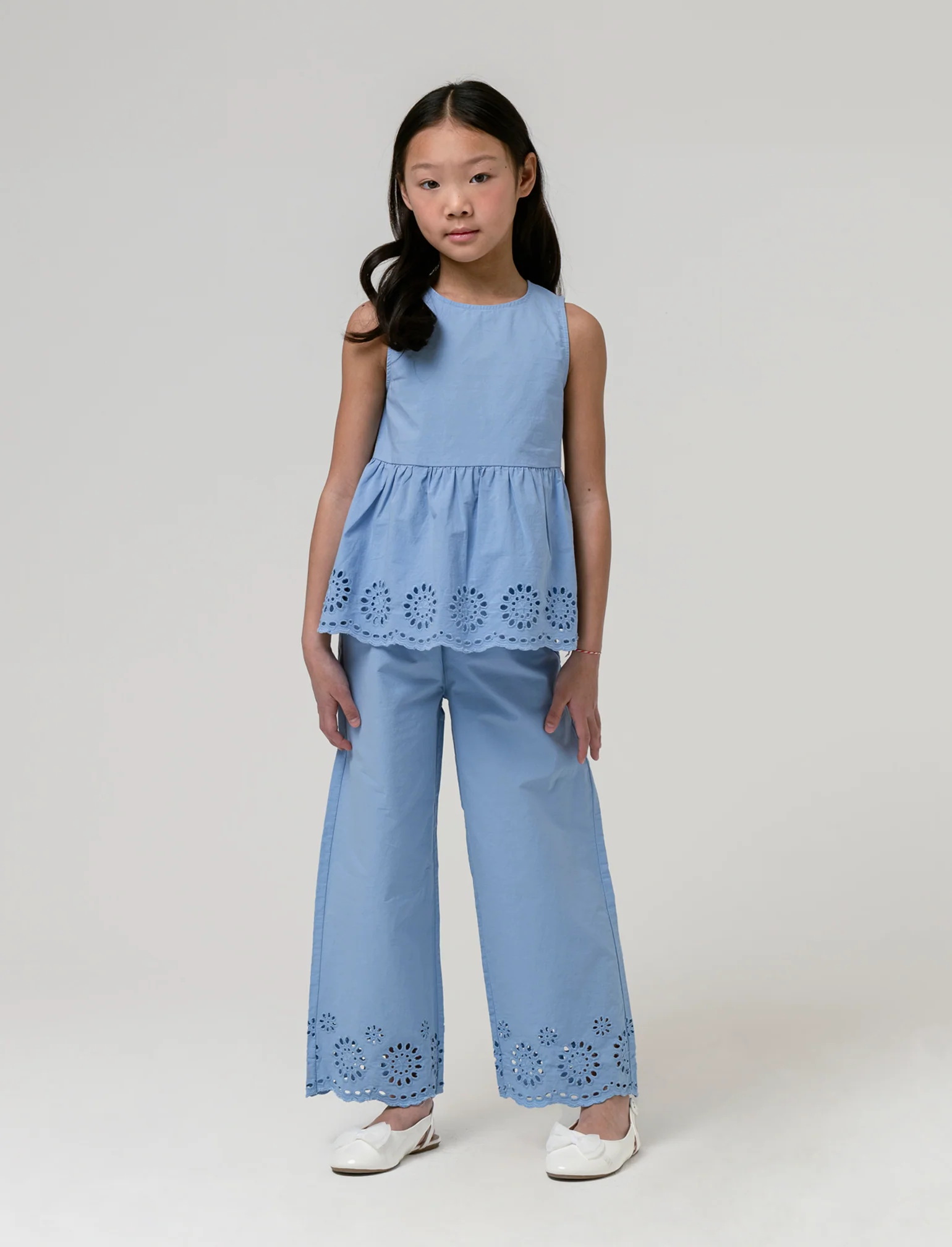Pantaloni cropped con ricamo da bambina - Azzurro - Image 3