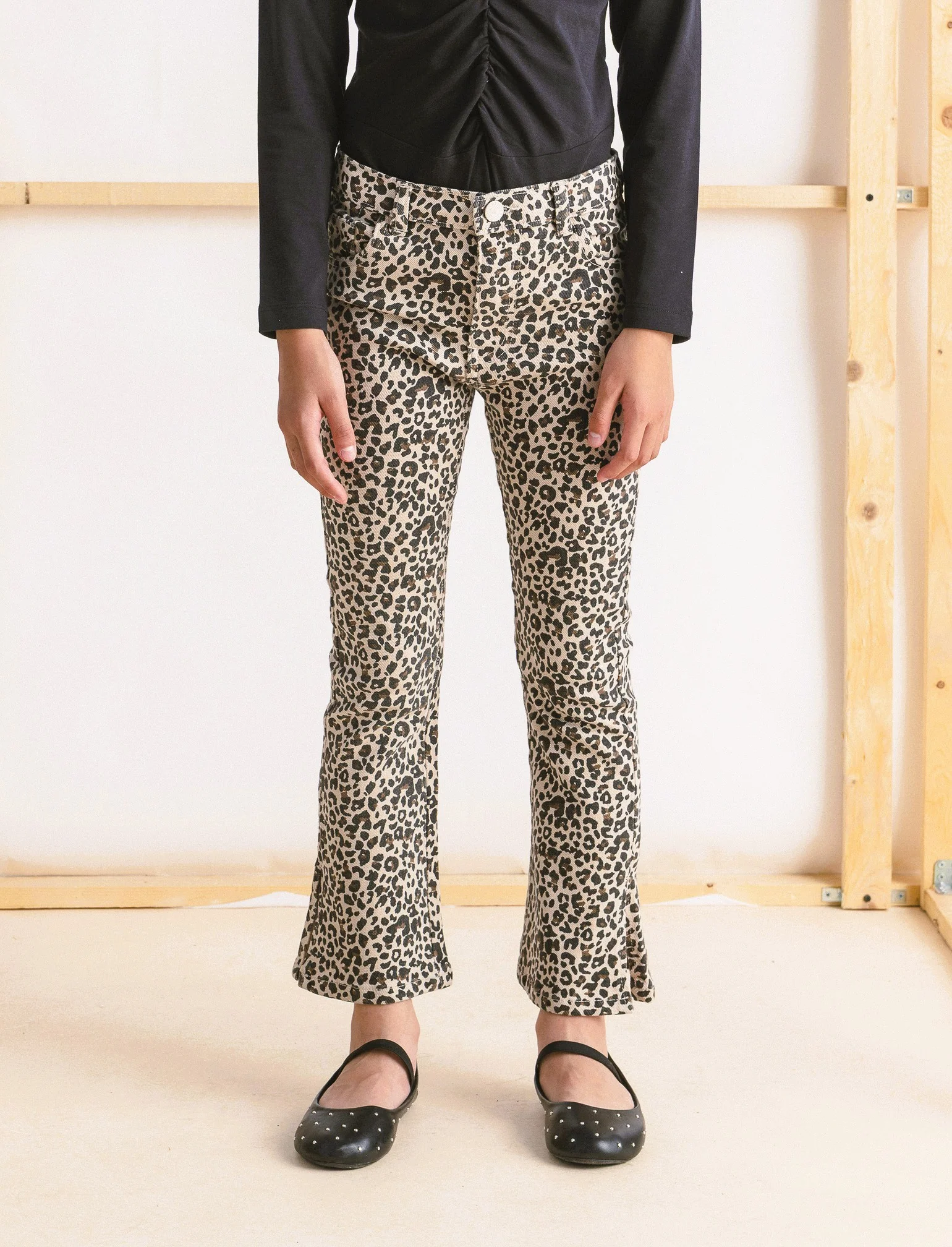 Pantaloni elastici a zampa stampati con fantasia leopardata. - Maculato - Image 2