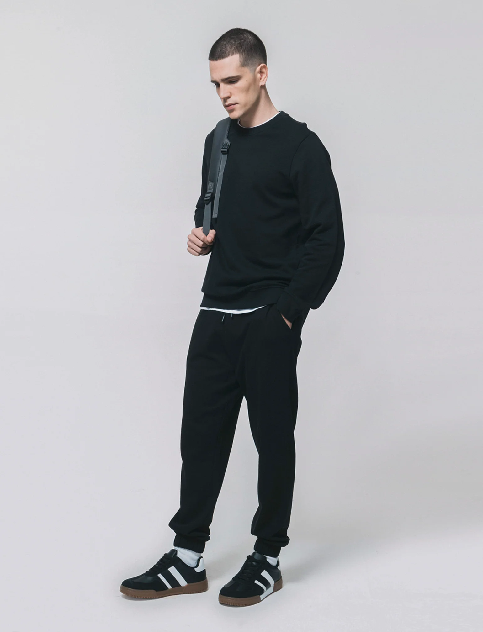 Pantaloni Jogger Basic in Felpa con Tasche - Nero - Image 3