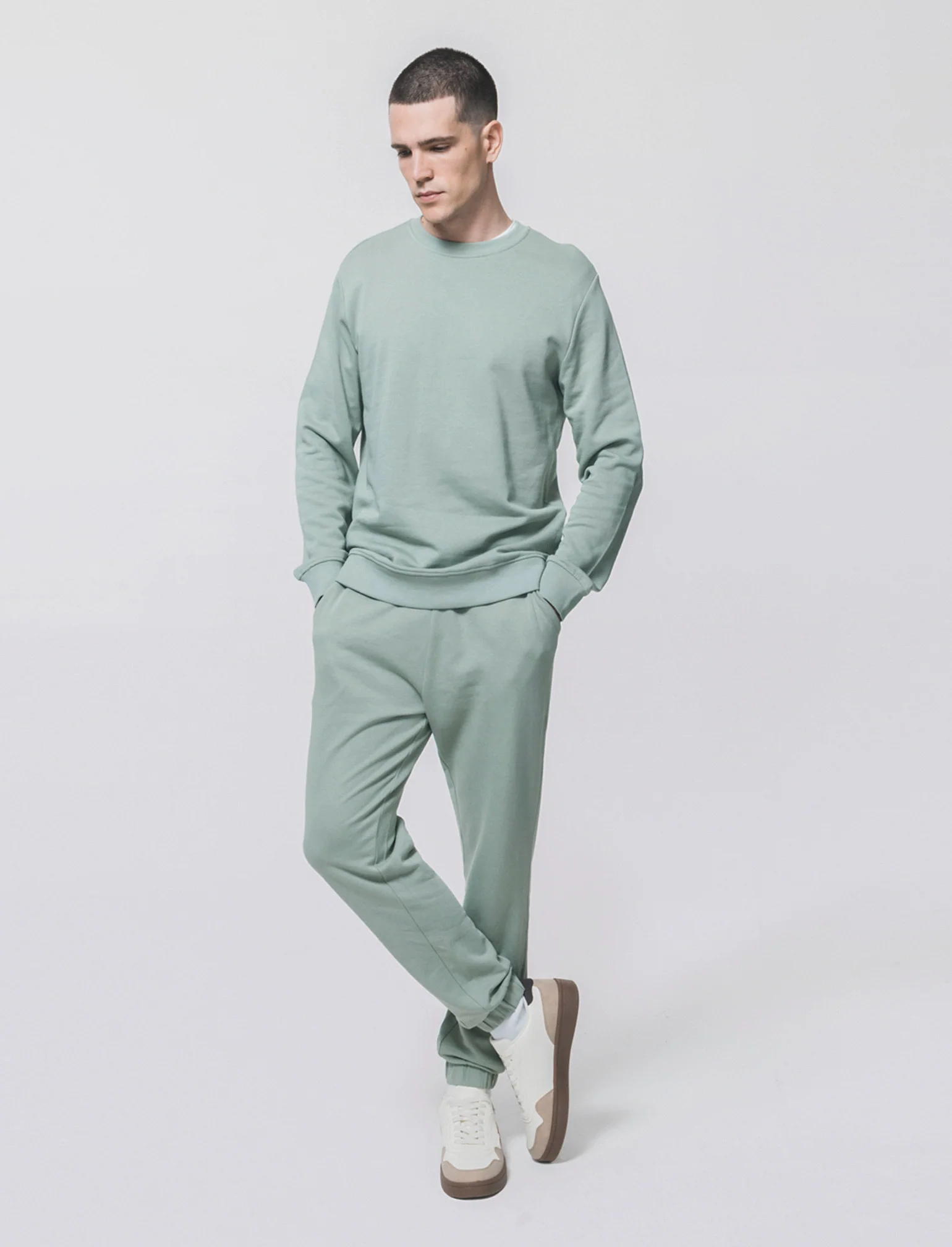 Pantaloni Jogger Basic in Felpa con Tasche - Verde salvia - Image 3
