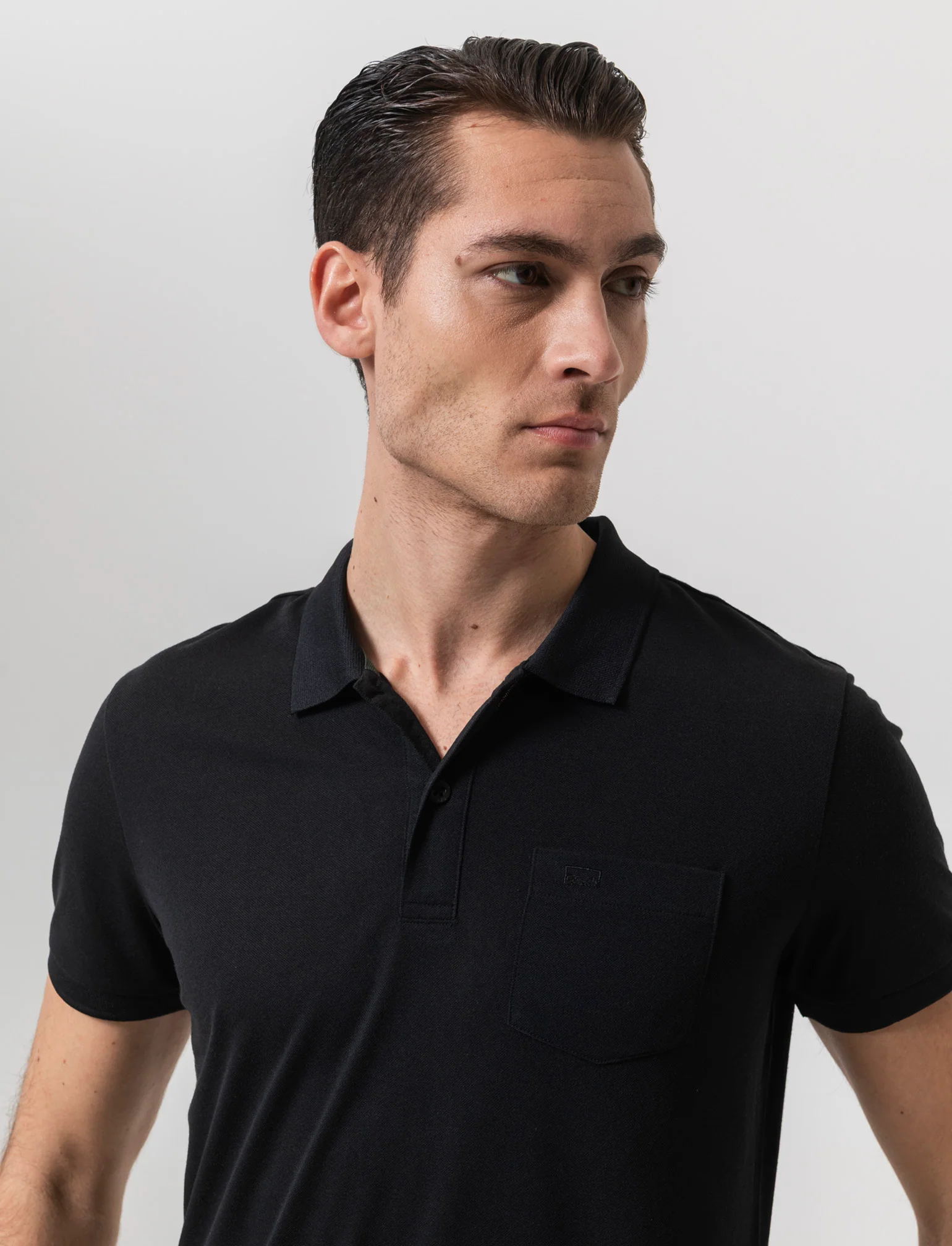 Polo basica con taschino da uomo - Nero