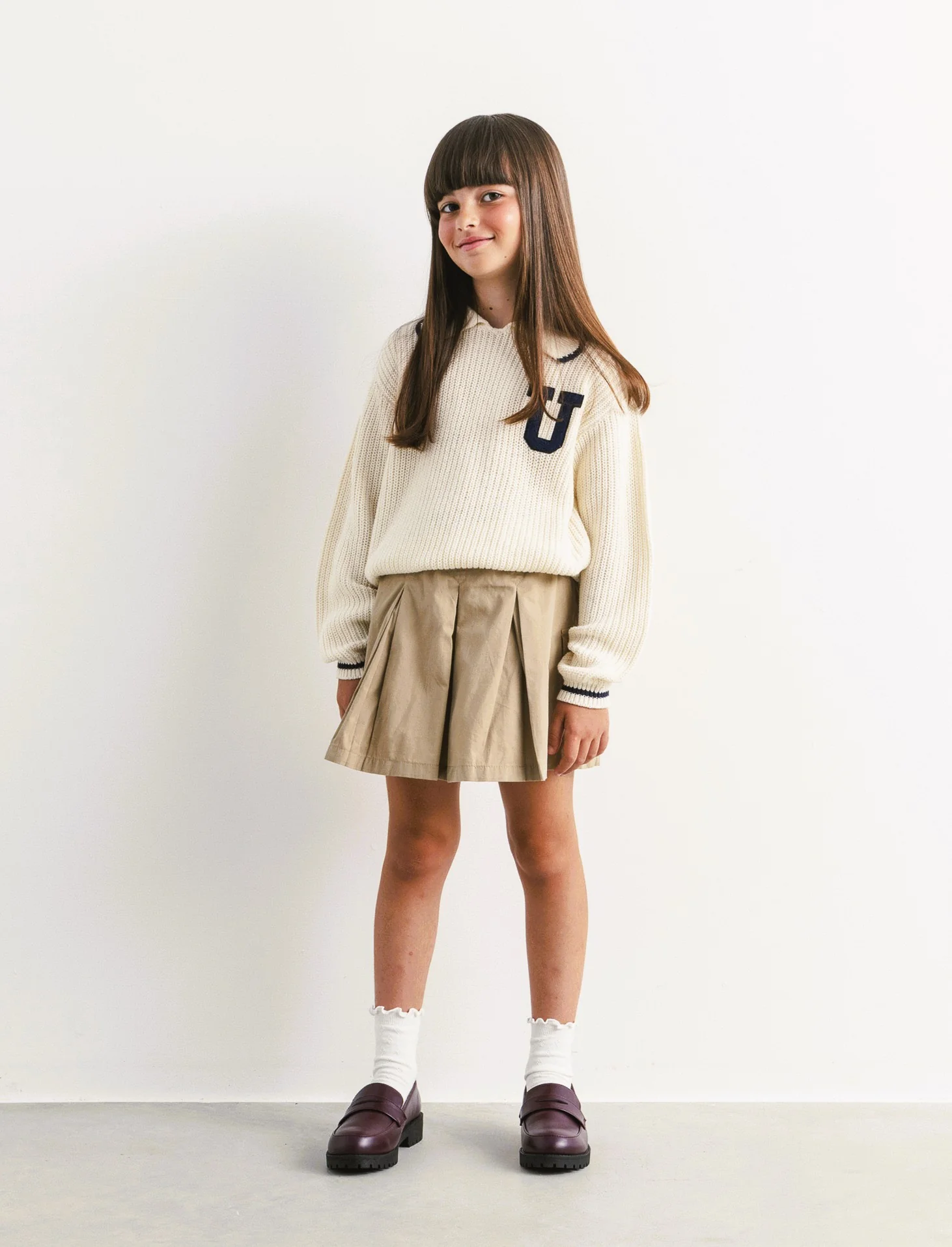 Pullover da bambina stile college. - Beige