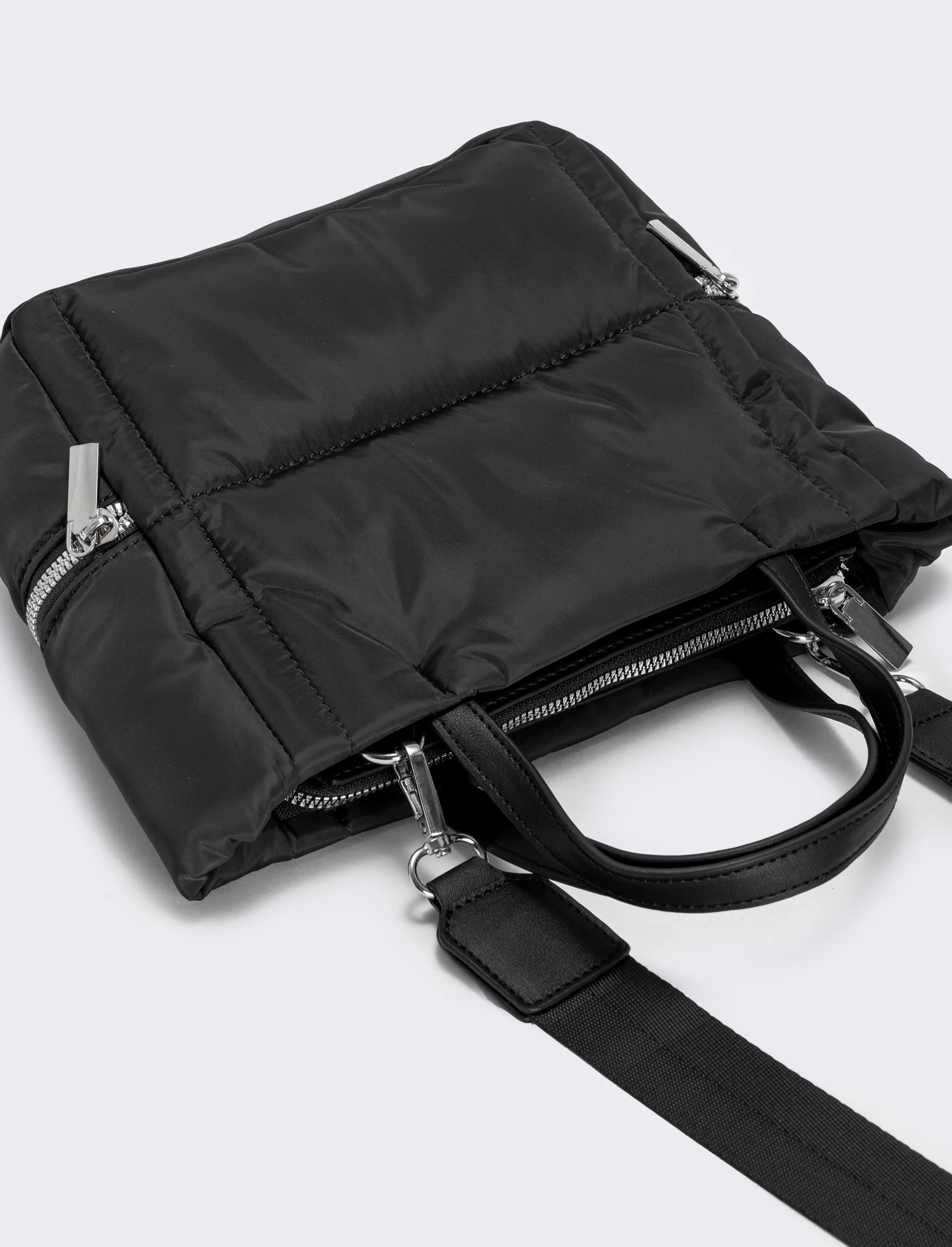Shopper trapuntata con tasche laterali - Nero - Image 3