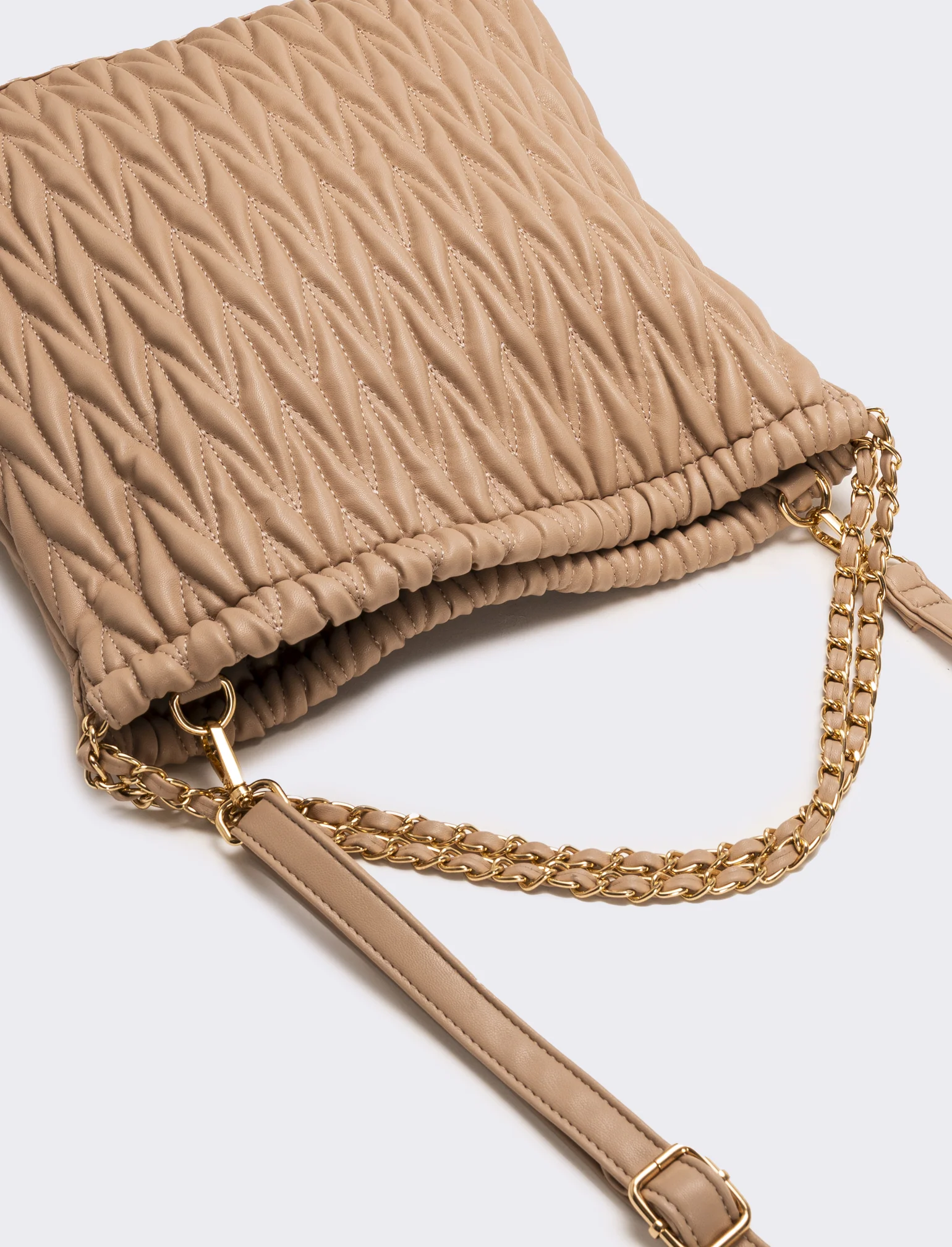 Shopping goffrata con patta e tracolla catena infilata - Beige - Image 3