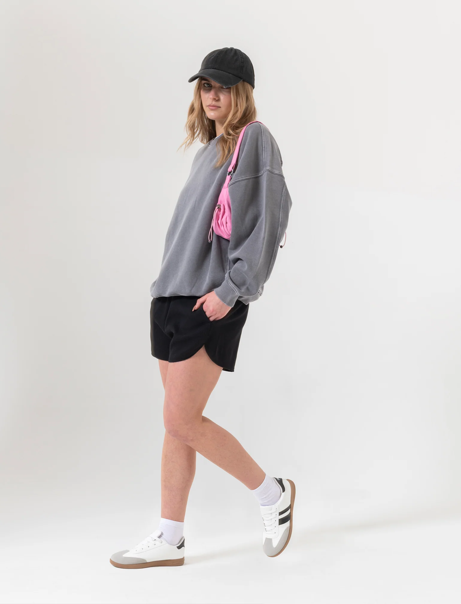 Short con elastico in vita da donna - Nero - Image 3