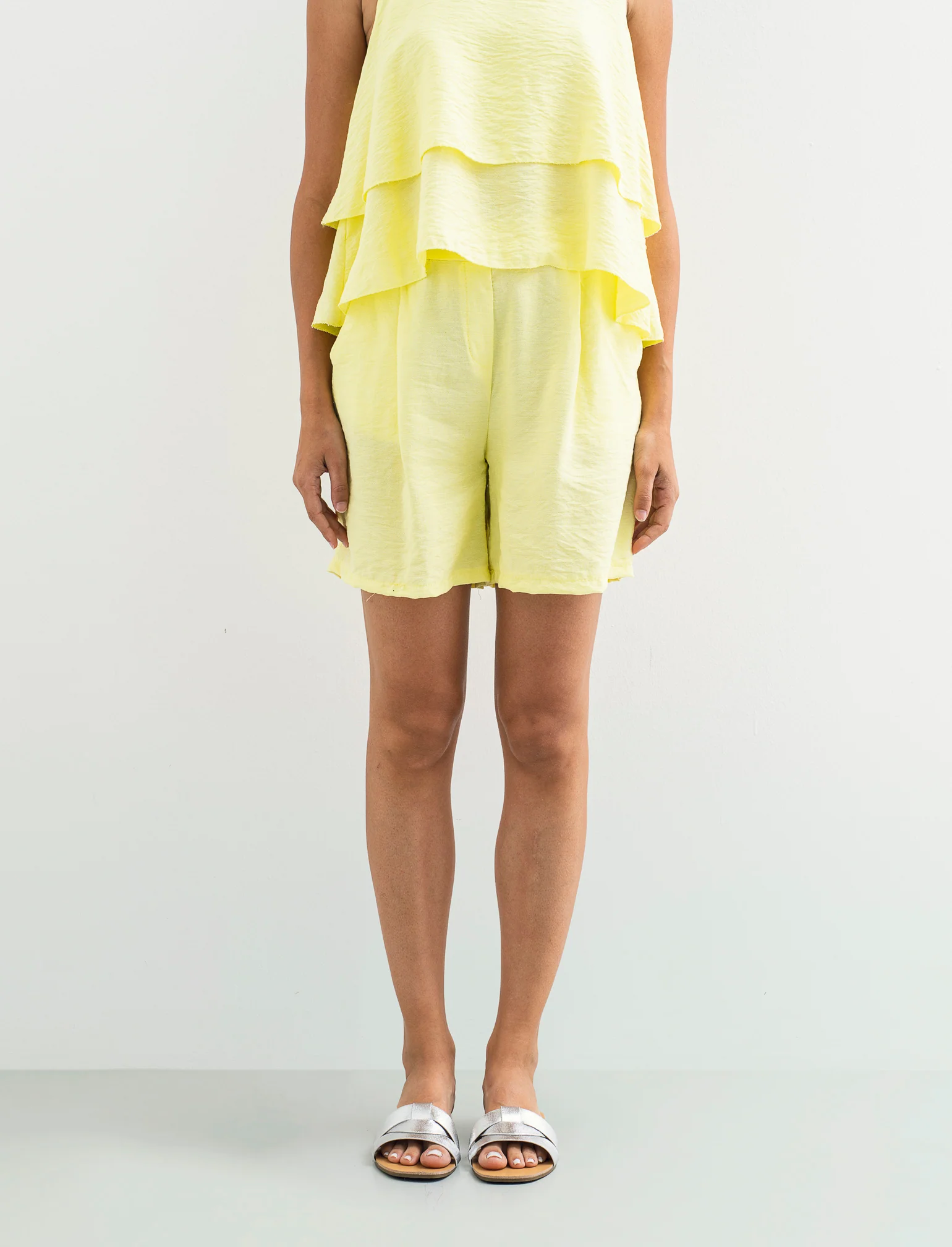 Short con passanti e pinces - Giallo - Image 4