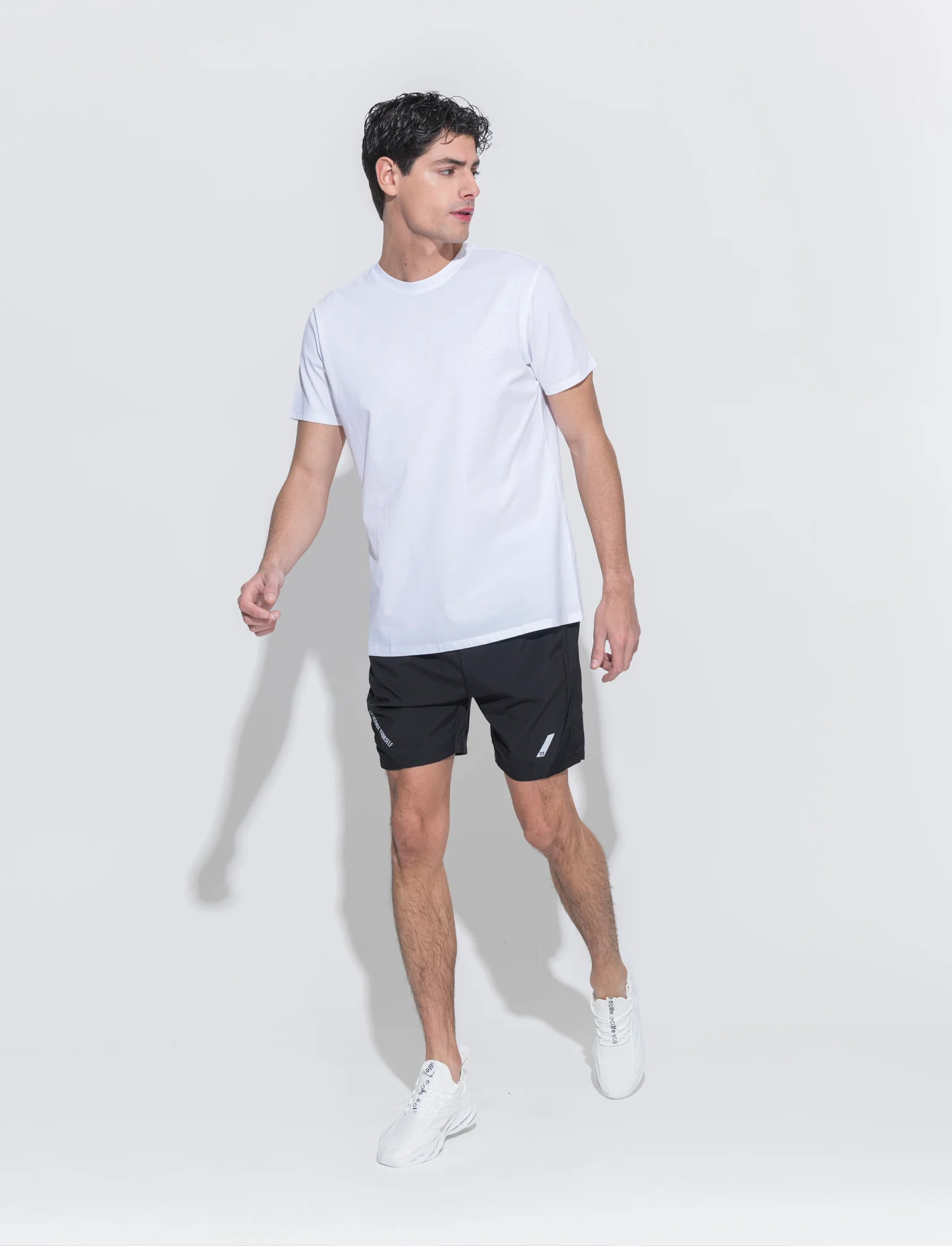 Shorts da allenamento in tessuto tecnico leggero da uomo - Nero - Image 3