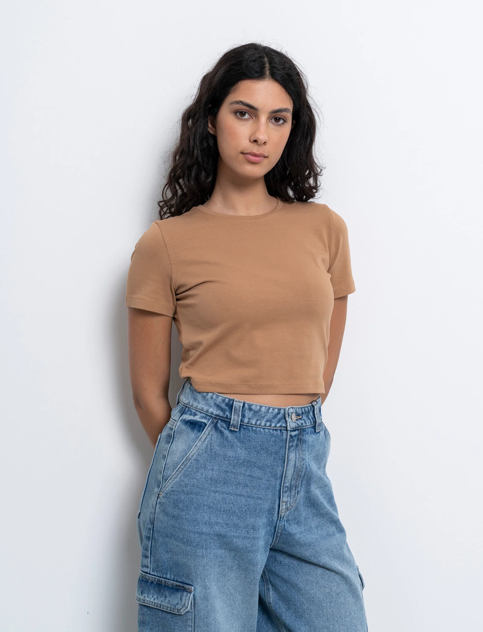 T-shirt basica crop da donna - Caramello