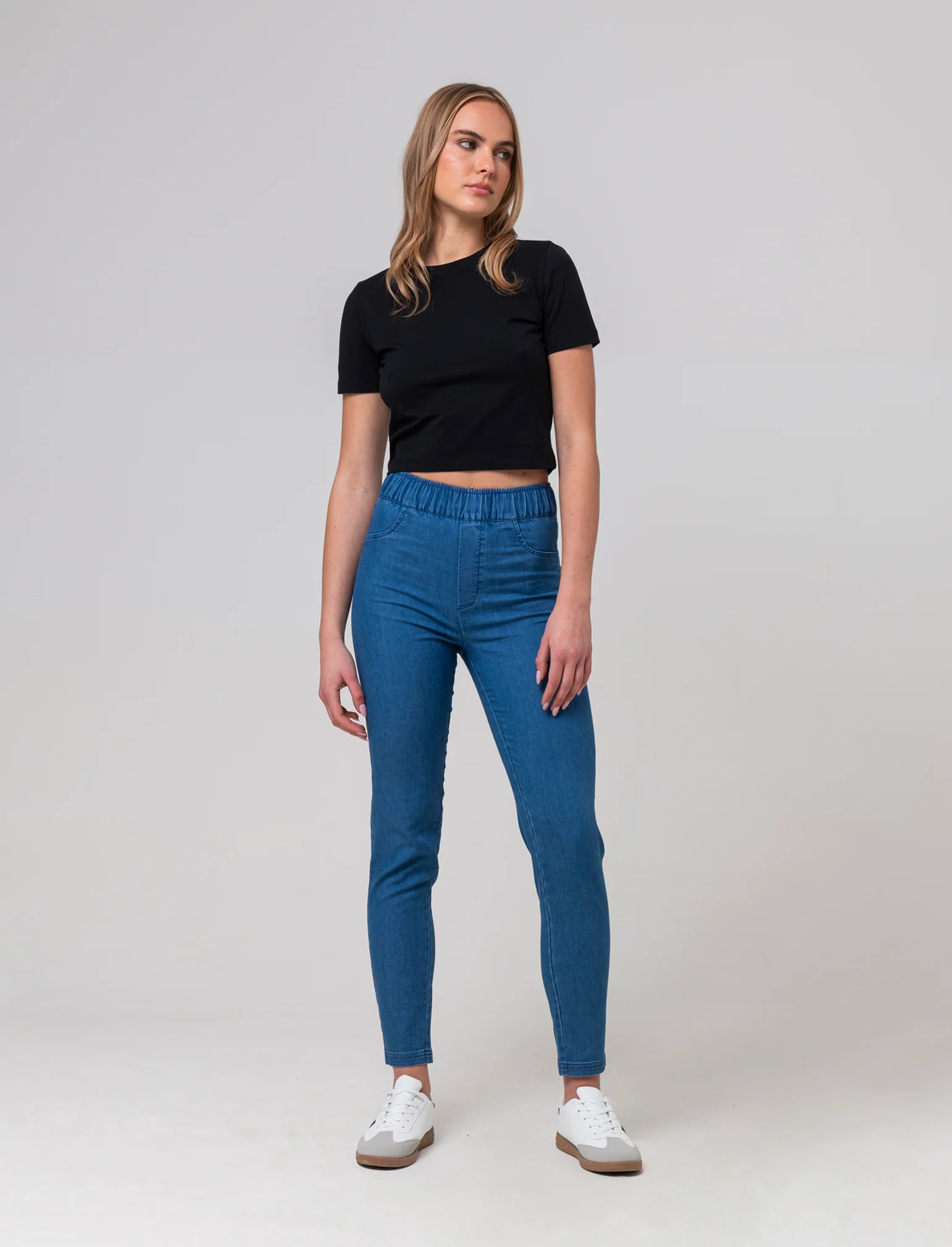 T-shirt basica crop da donna - Nero - Image 2