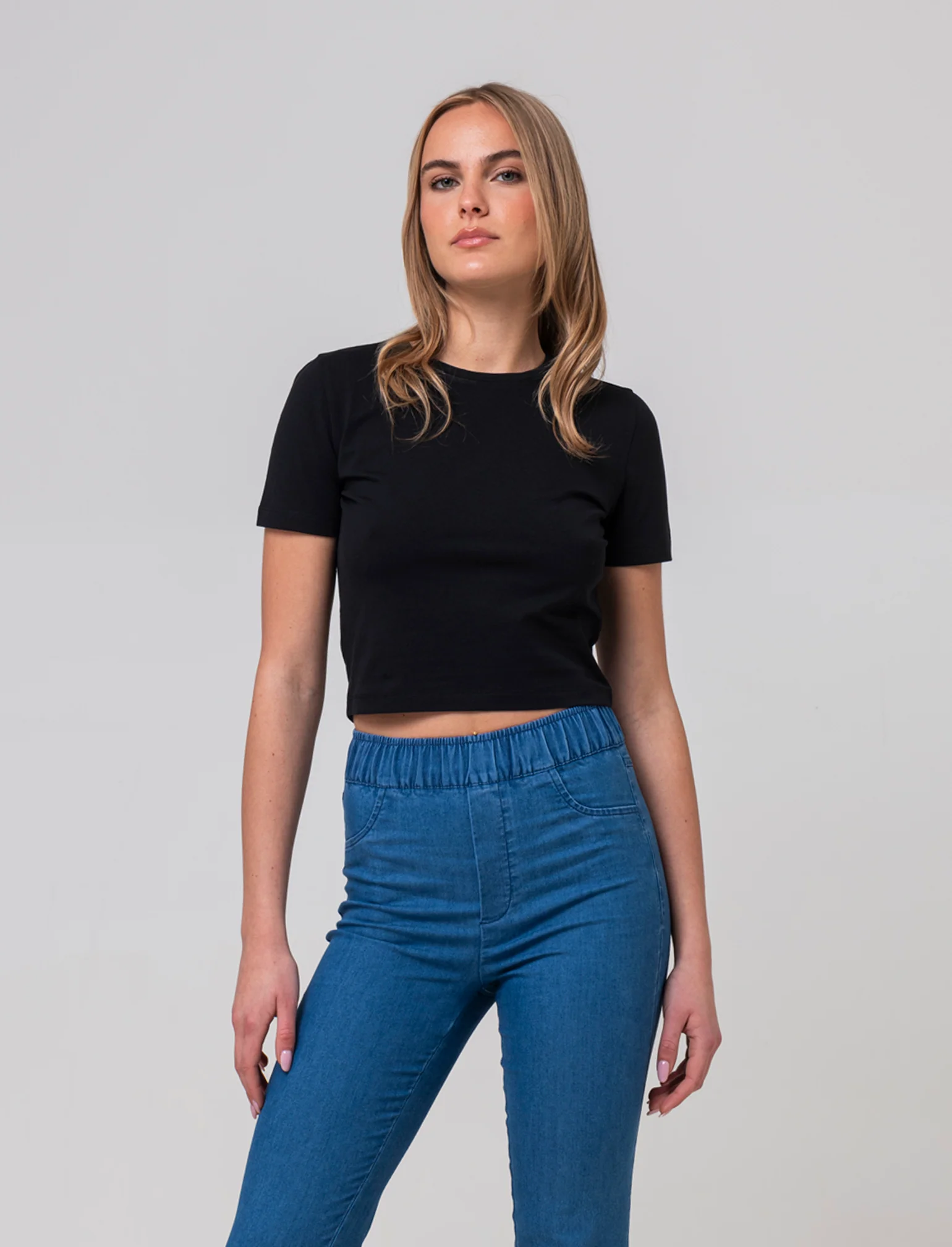 T-shirt basica crop da donna - Nero - Image 3