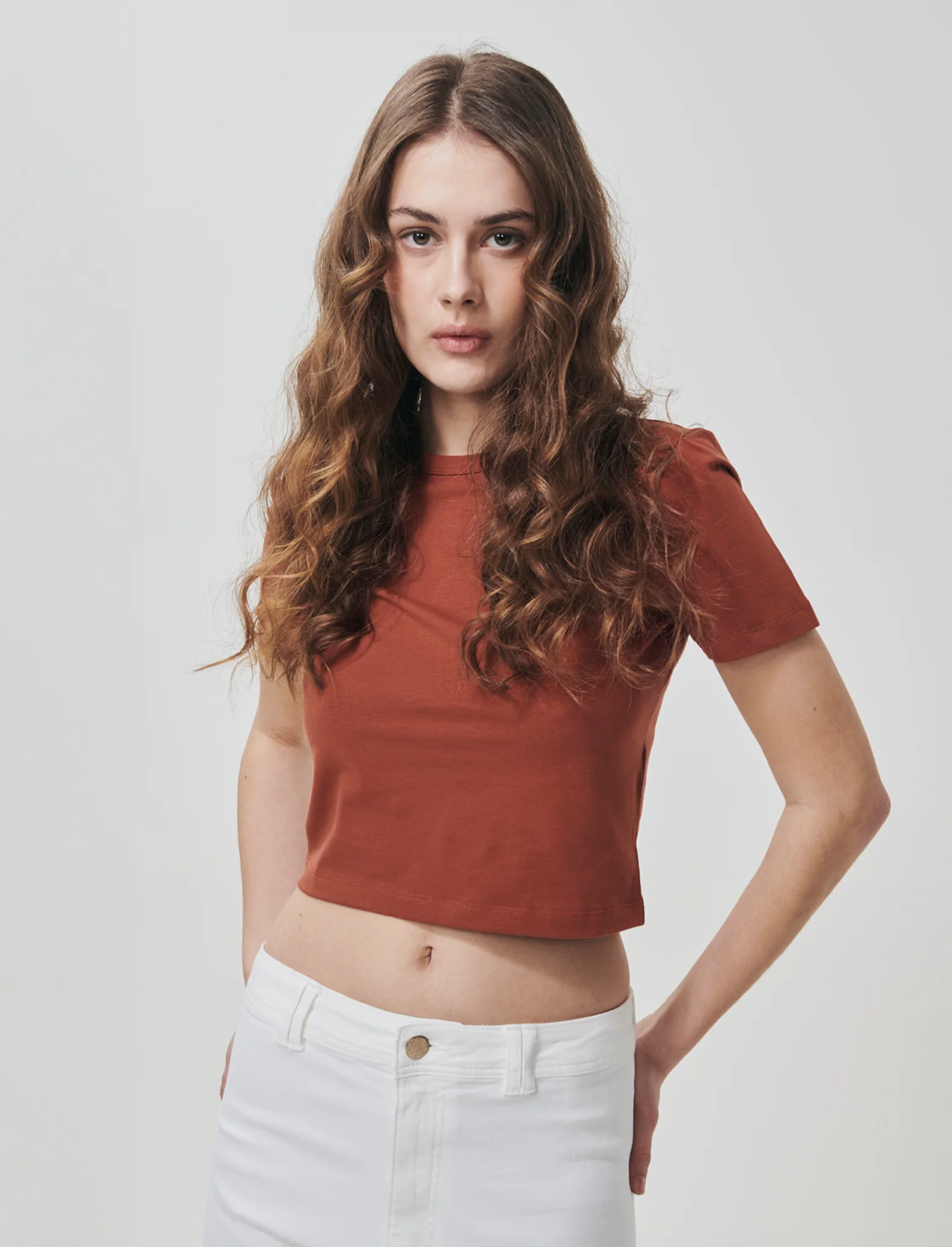 T-Shirt Basica Crop Manica Corta - Cognac - Image 3