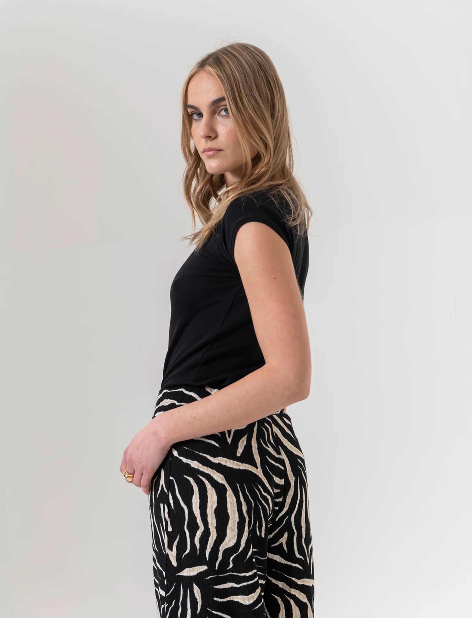 T-shirt basica da donna - Nero