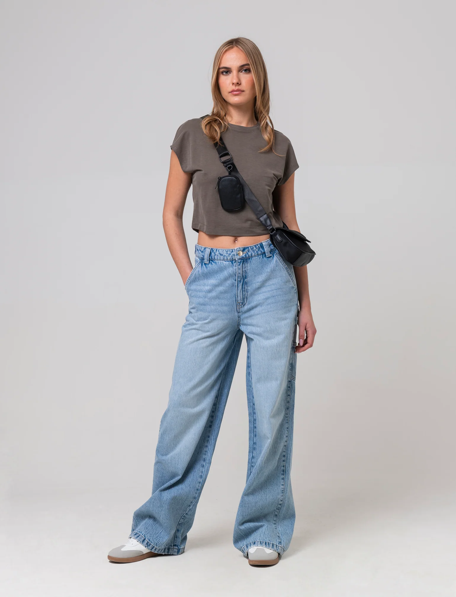 T-shirt basica da donna - Verde salvia - Image 3