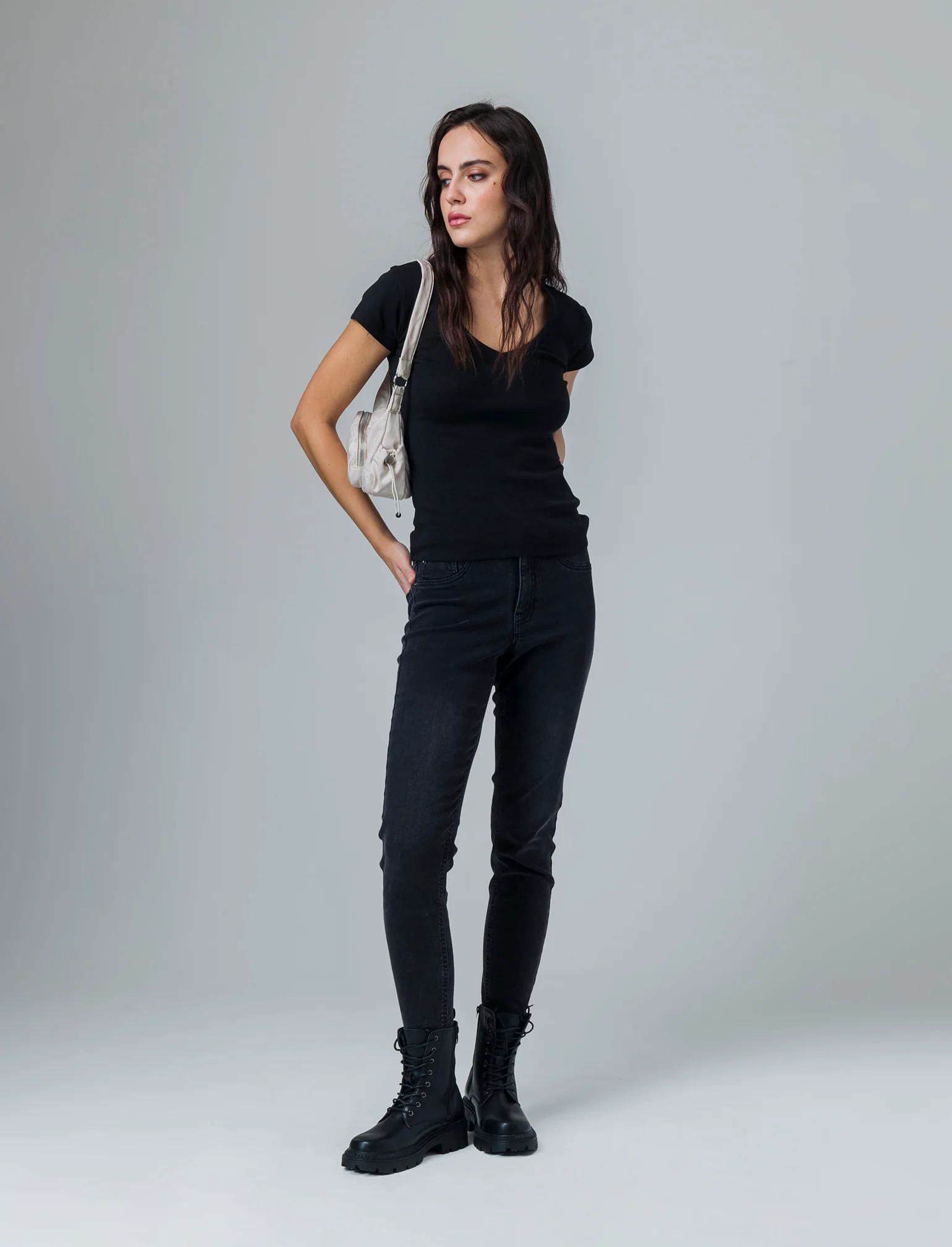T-shirt basica scollo a v da donna - Nero - Image 3