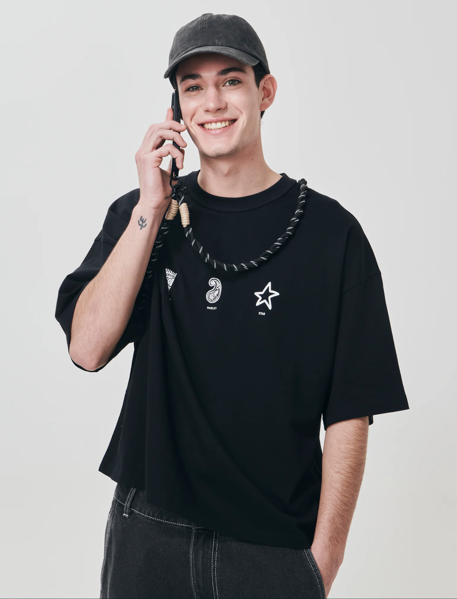 T-shirt boxy fit con stampe e ricami - Nero - Image 3
