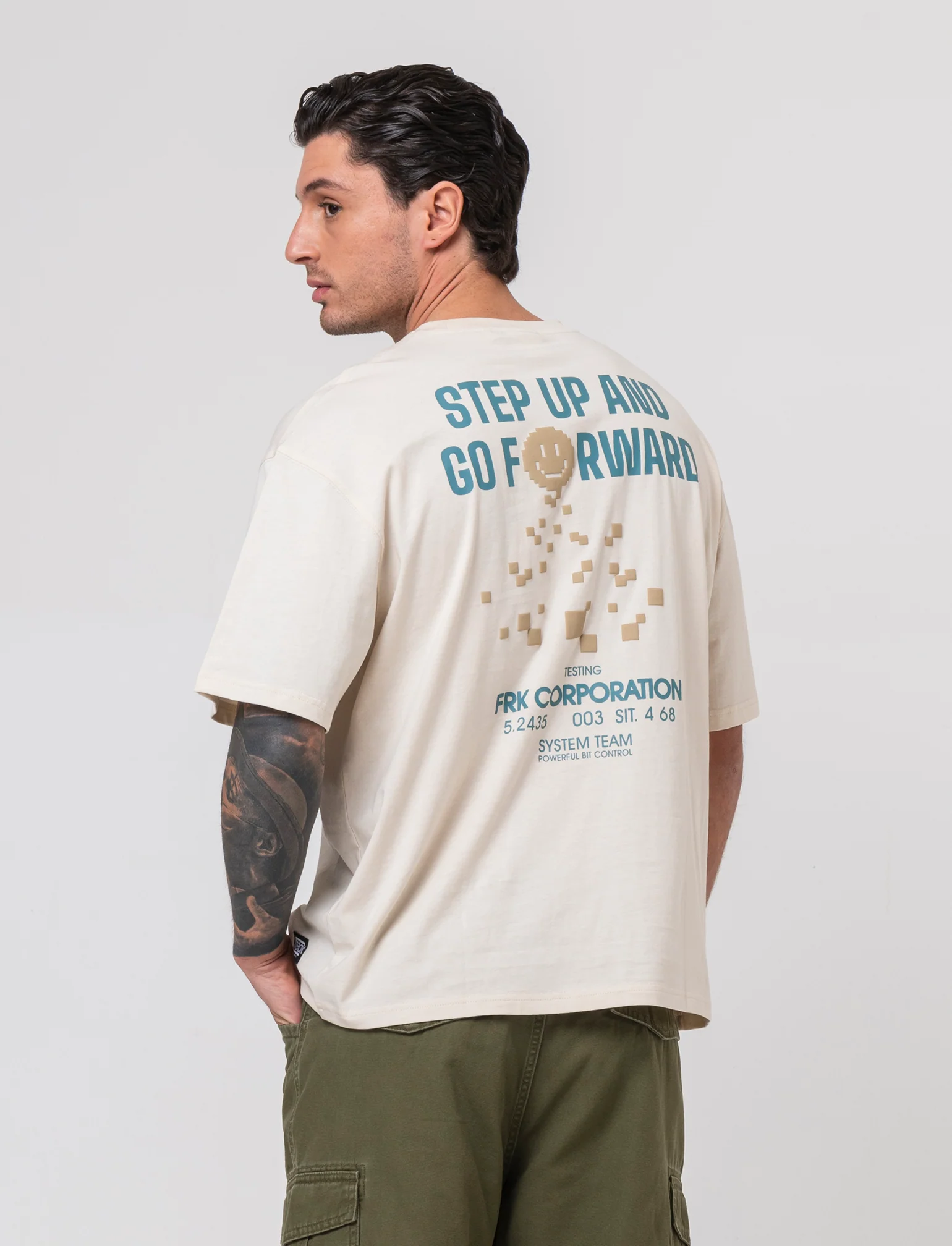 T-shirt boxy fit in cotone con stampe da uomo - Beige ecru - Image 2