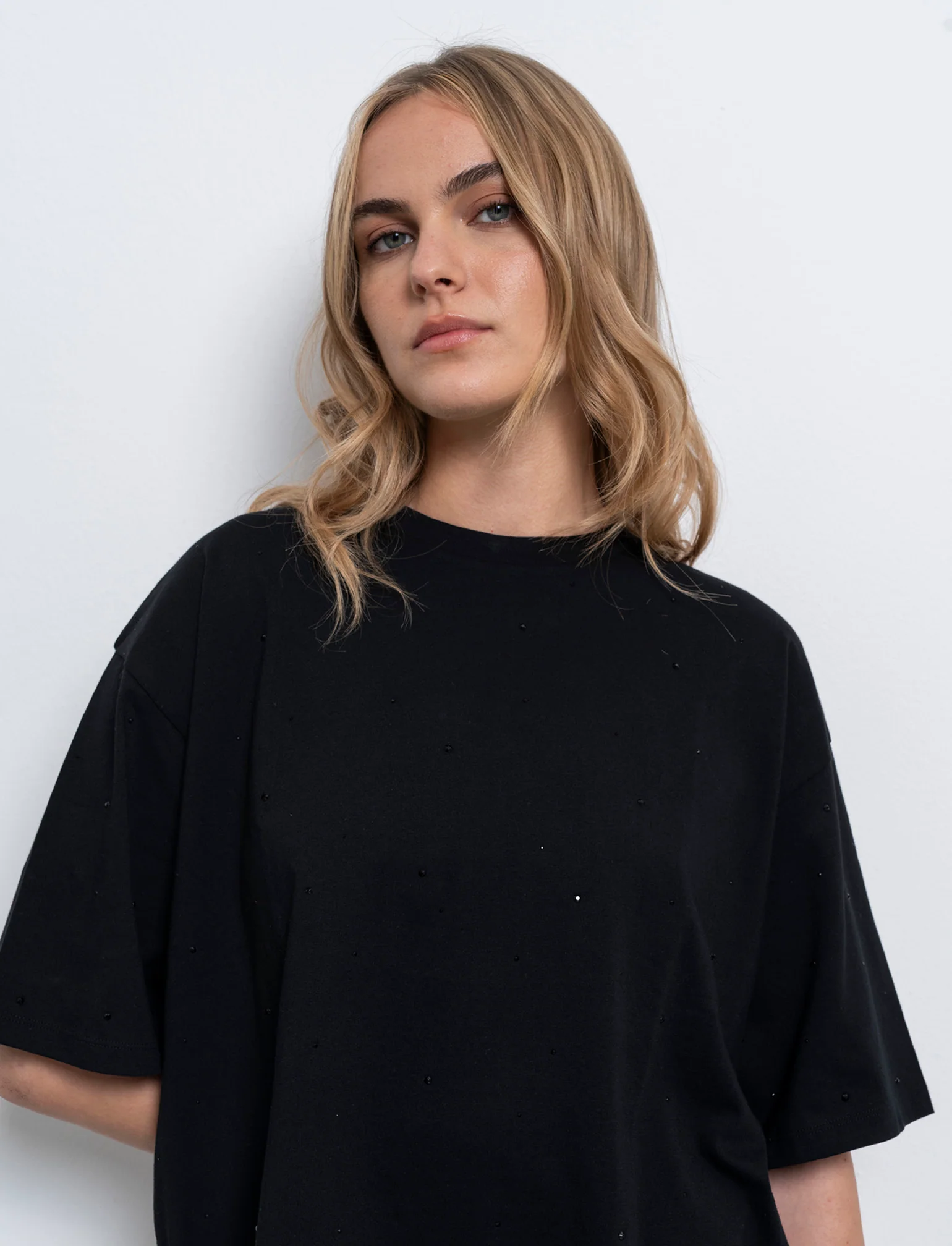 T-shirt con applicazioni da donna - Nero - Image 2
