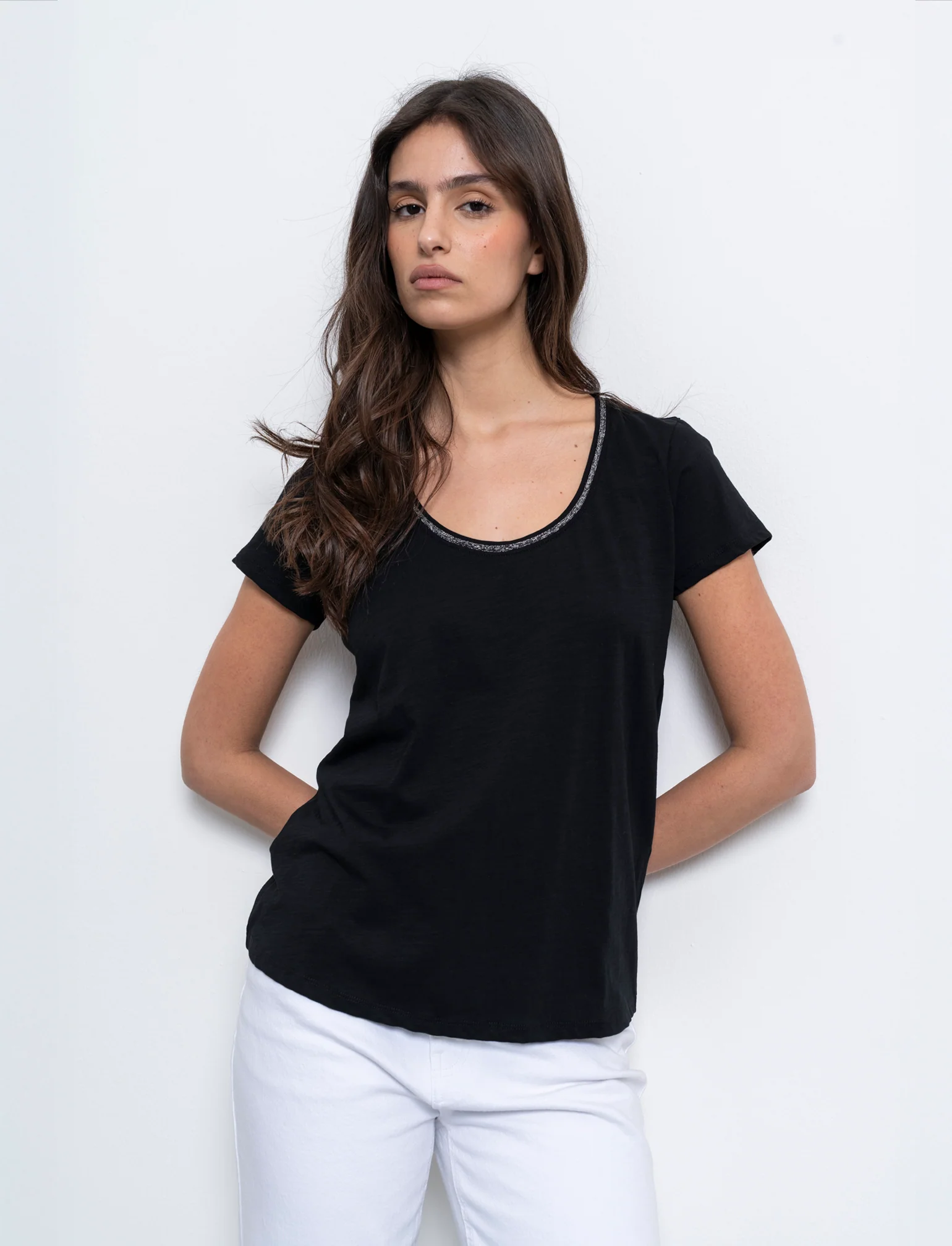 T-shirt con bordino in filo effetto metallico da donna - Nero - Image 3