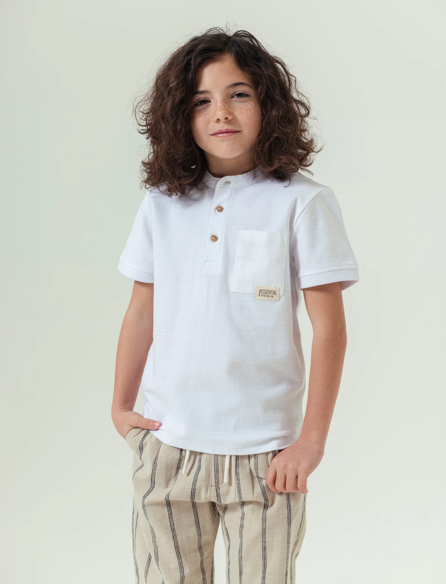 T-shirt con dettagli in misto lino da bambino - Bianco latte - Image 2