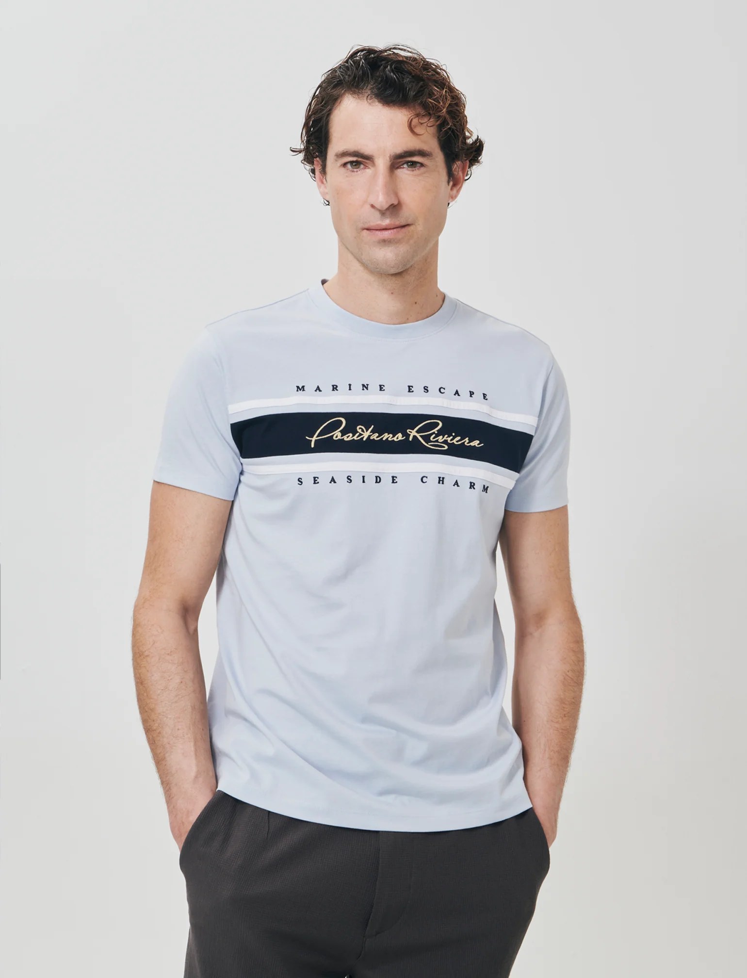 T-shirt con fascia e ricamo sul petto - Celeste polvere - Image 4