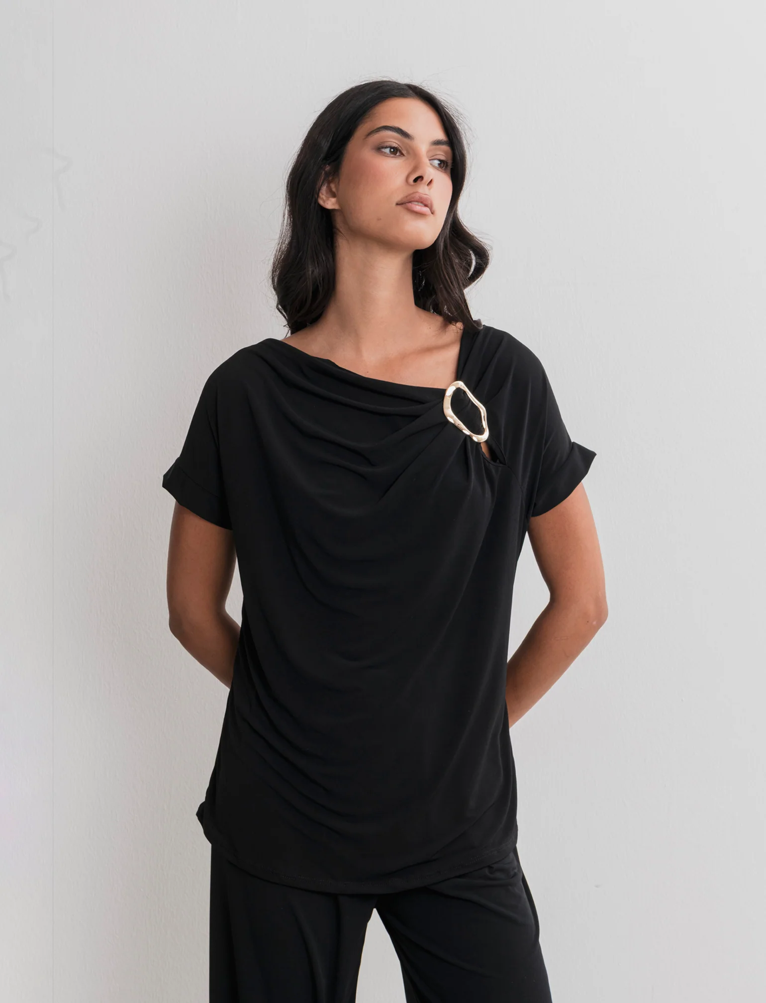 T-SHIRT CON FIBBIA - Nero