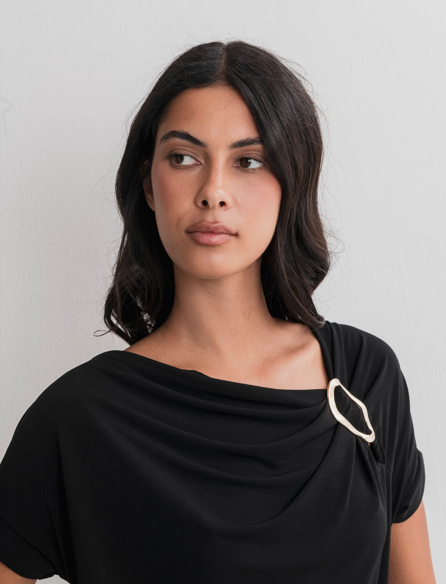 T-SHIRT CON FIBBIA - Nero - Image 2