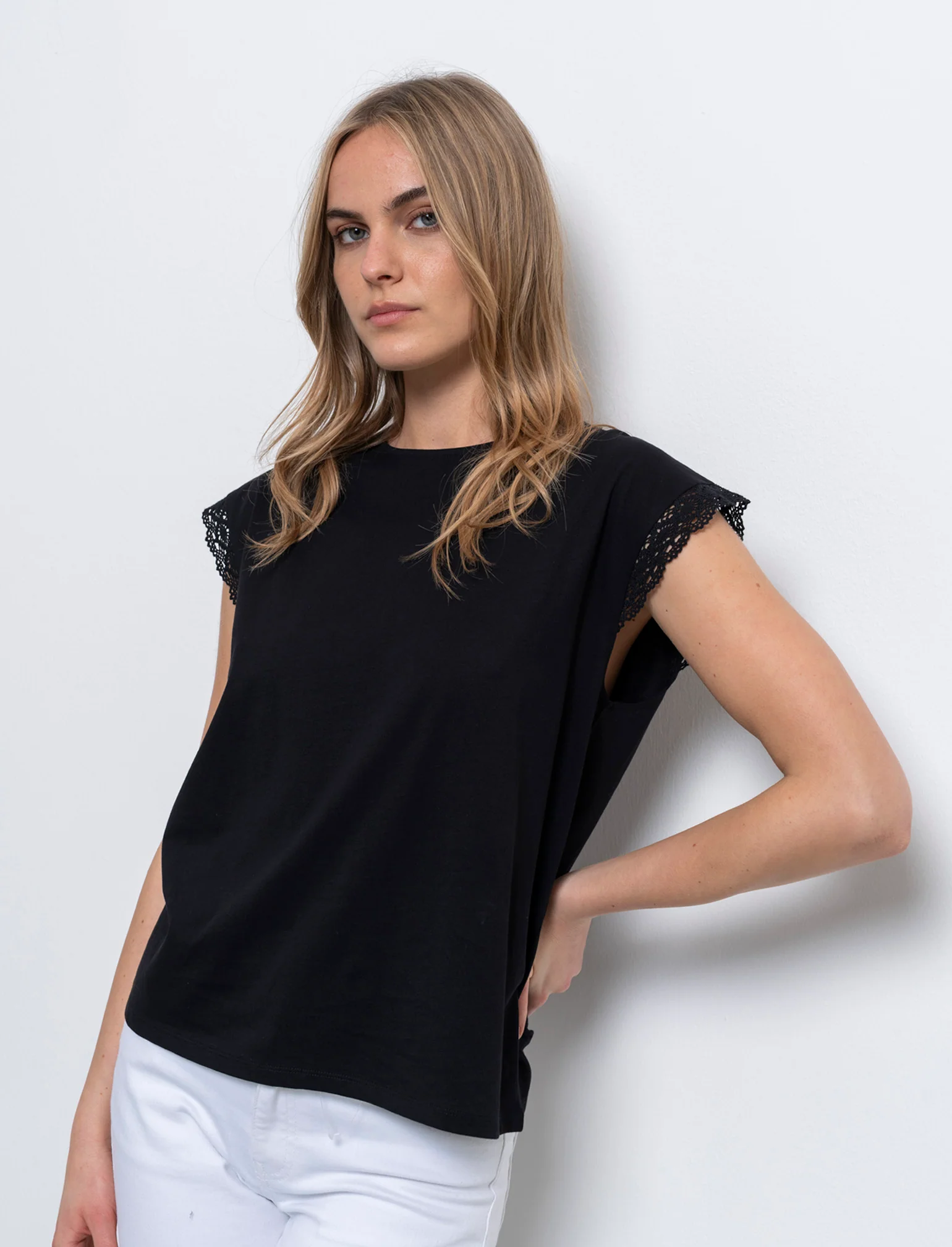T-shirt con inserto in pizzo da donna - Nero - Image 3