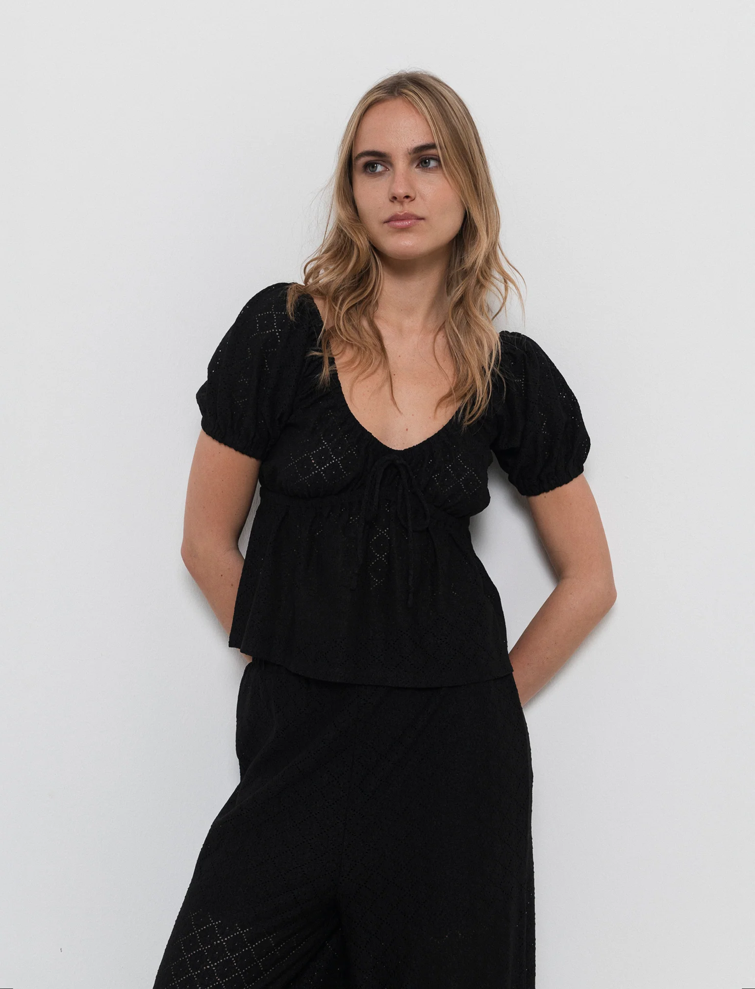 T-shirt con manica a sbuffo da donna - Nero - Image 3
