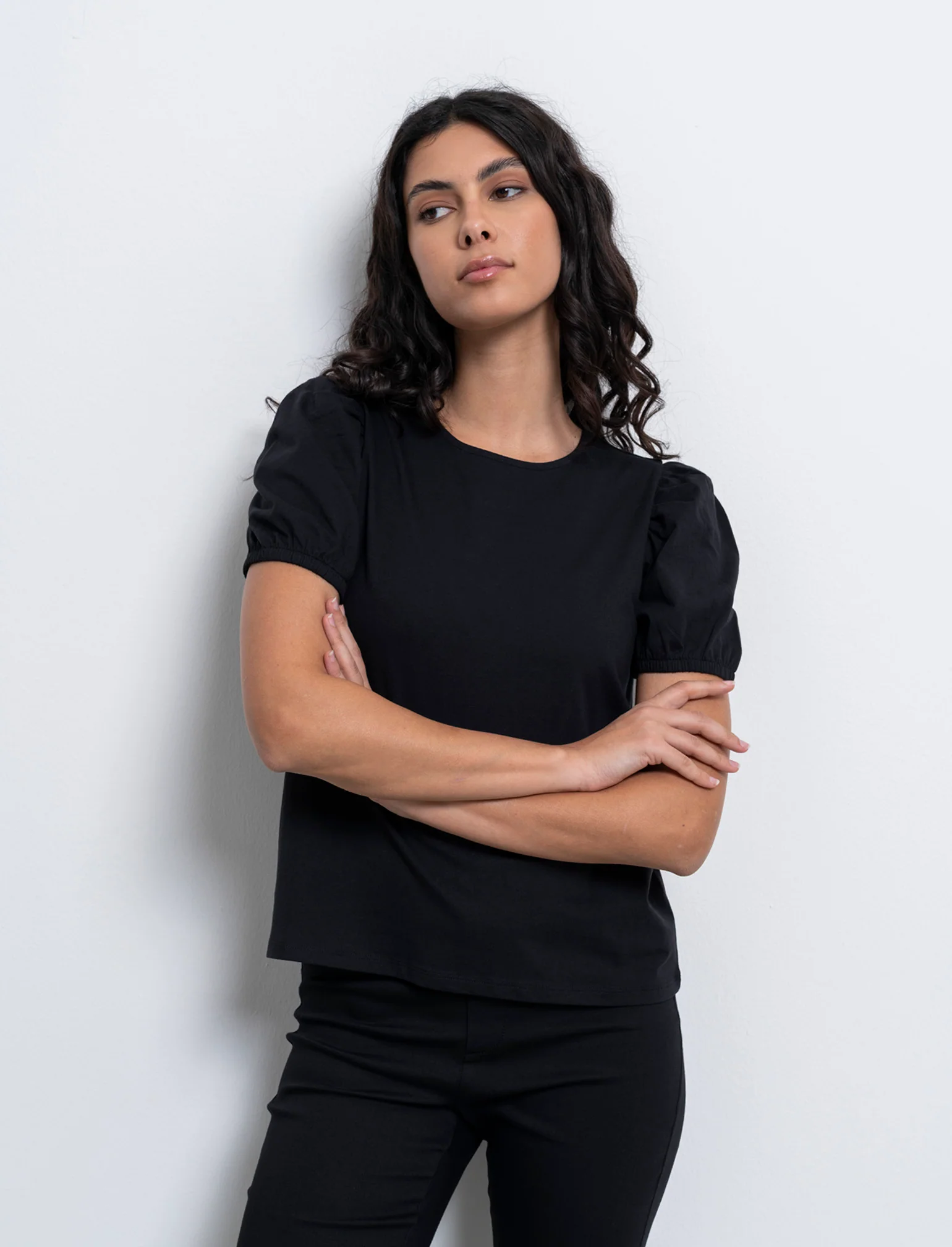 T-shirt con manica a sbuffo da donna - Nero - Image 2