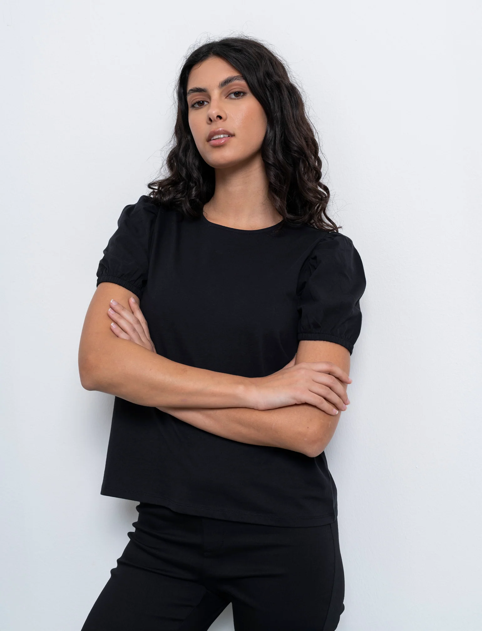 T-shirt con manica a sbuffo da donna - Nero - Image 3