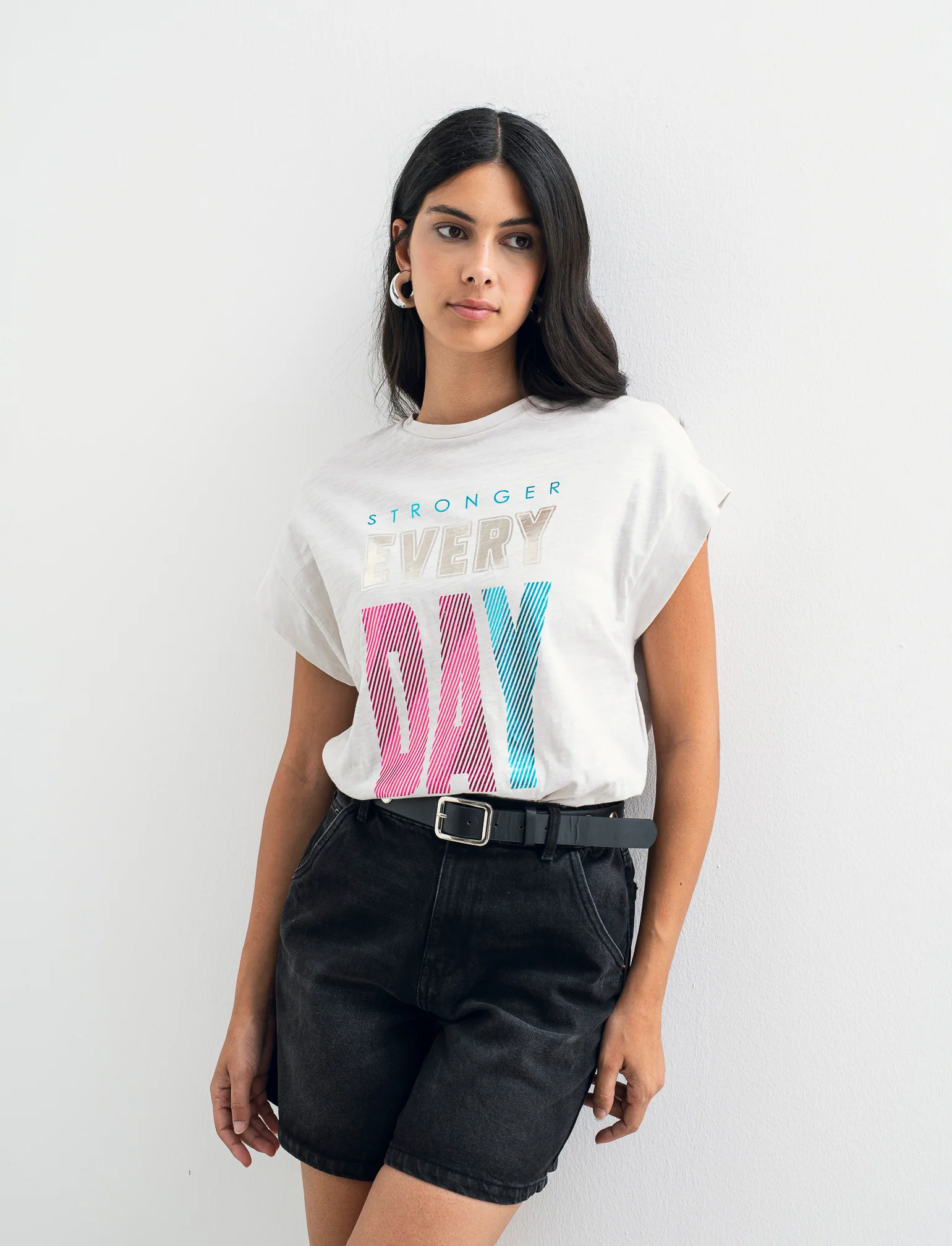 T-SHIRT CON MANICA AD ALETTA - Bianco gesso - Image 3