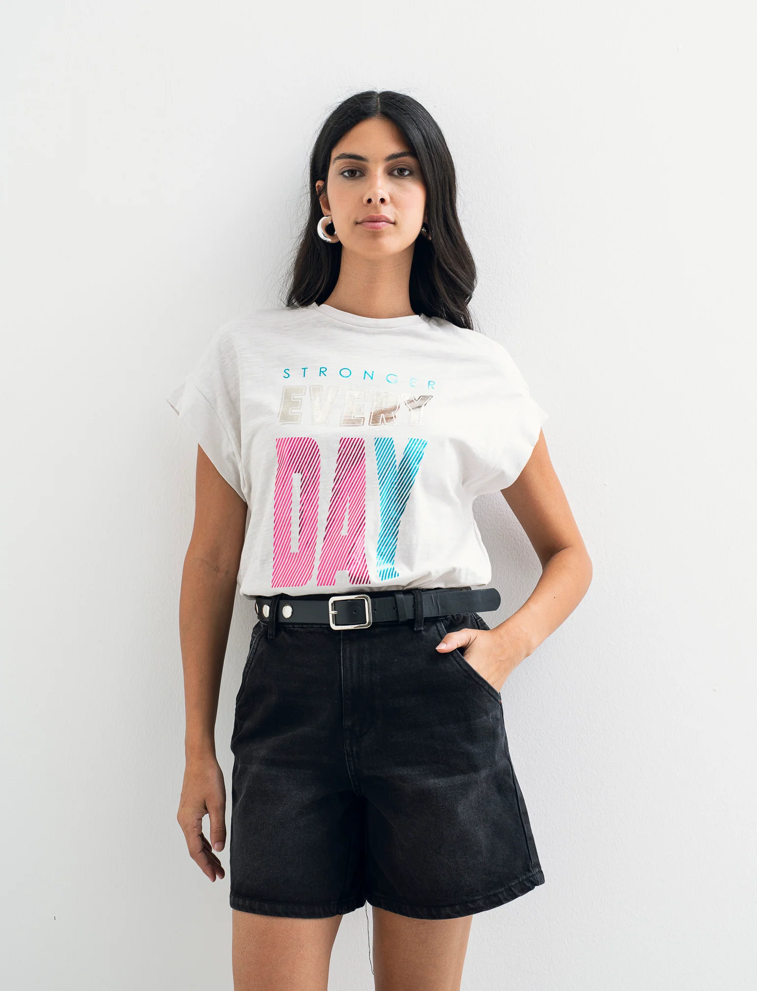 T-SHIRT CON MANICA AD ALETTA - Bianco gesso - Image 4